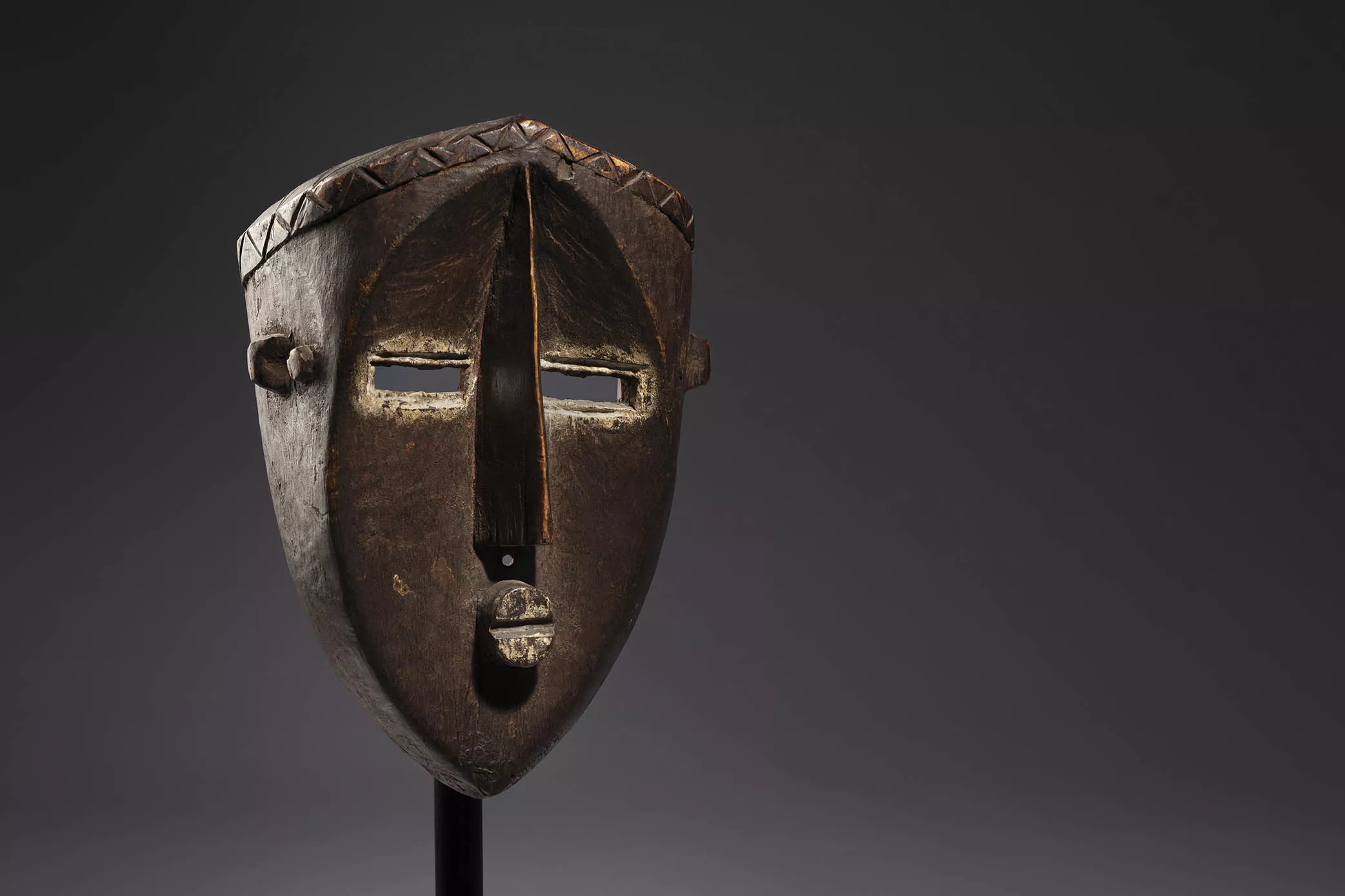 Máscara facial. Cultura lwalwa. República Democrática del Congo Principios del siglo XX. Madera y restos de pigmentos,  29 x 19 x 14,5 cm.