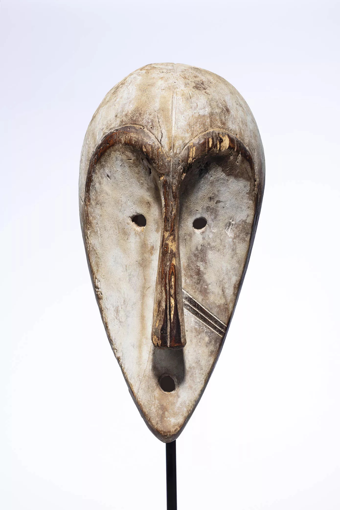 Copia de una máscara  de los fang de Gabón. S/f. Madera envejecida y pigmentos,  35 x 18 x 11,5 cm.