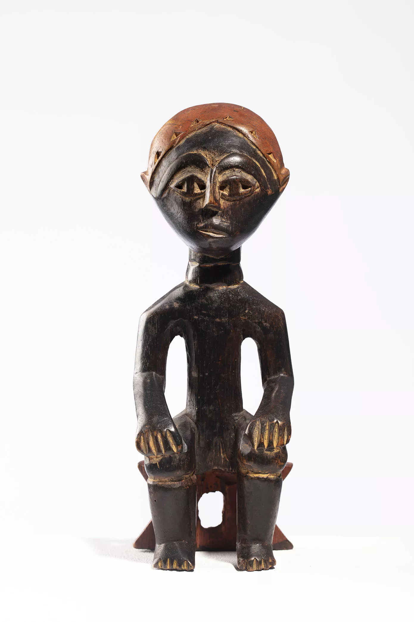 Escultura artesanal inspirada en  el estilo de los ashanti de Ghana. S/f. Madera y pigmentos,  22,5 x 8 x 6,5 cm.  