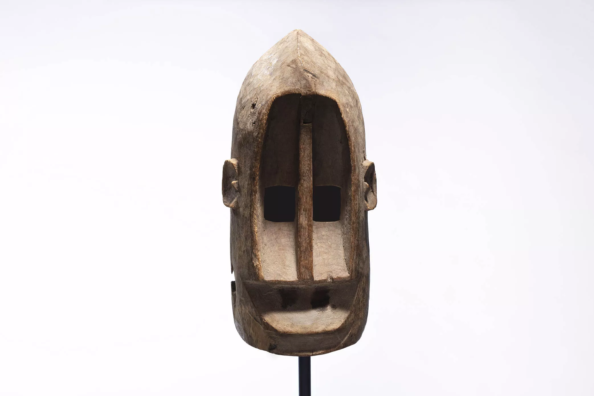 Copia de una máscara  de estilo dogón de Mali. S/f. Madera envejecida, 27,5 x 14,5 x 11,5 cm.