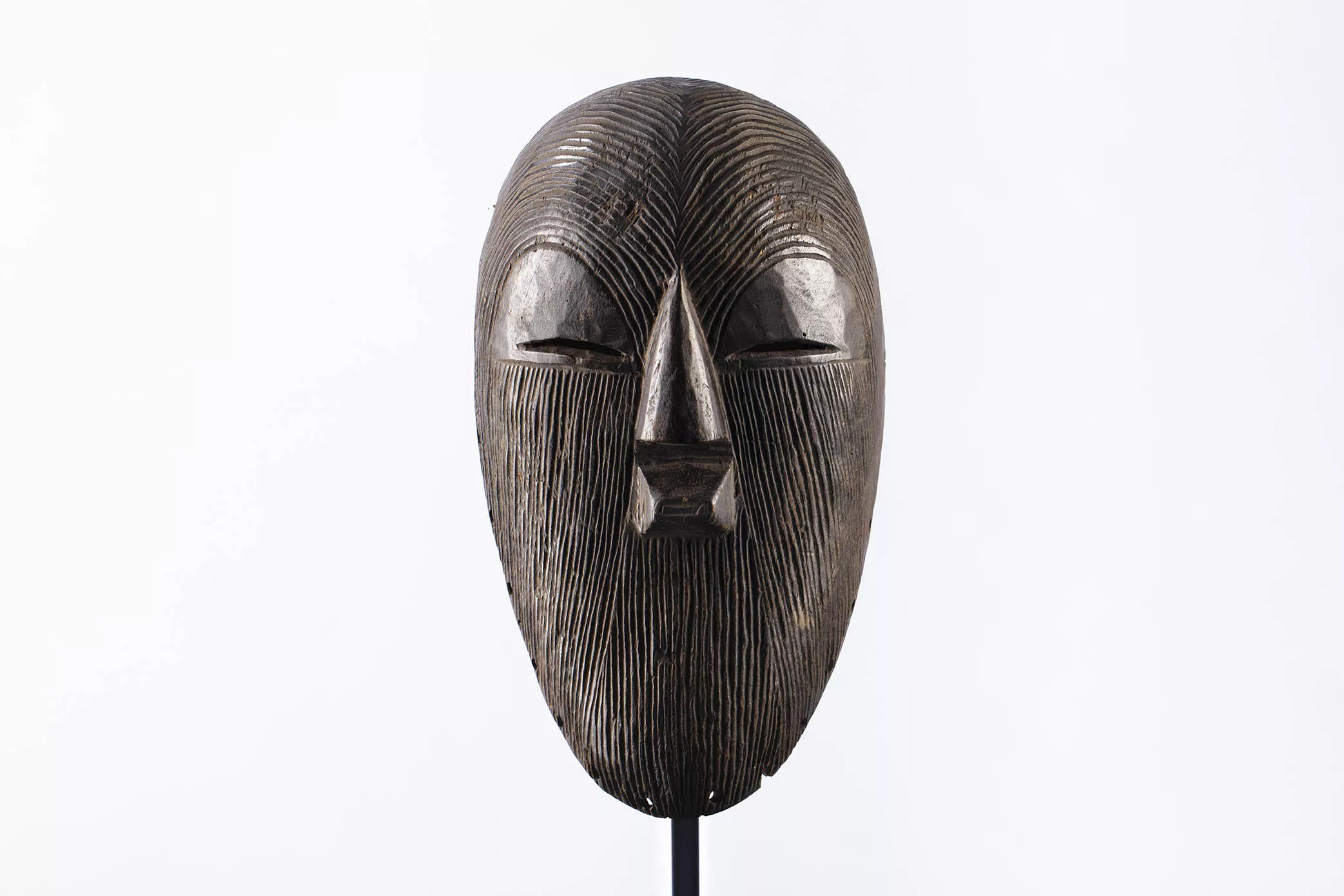 Copia de una máscara  de tipo kifwebe de los songye de  la República Democrática del Congo. S/f. Madera y pigmentos,  40 x 19 x 12 cm.