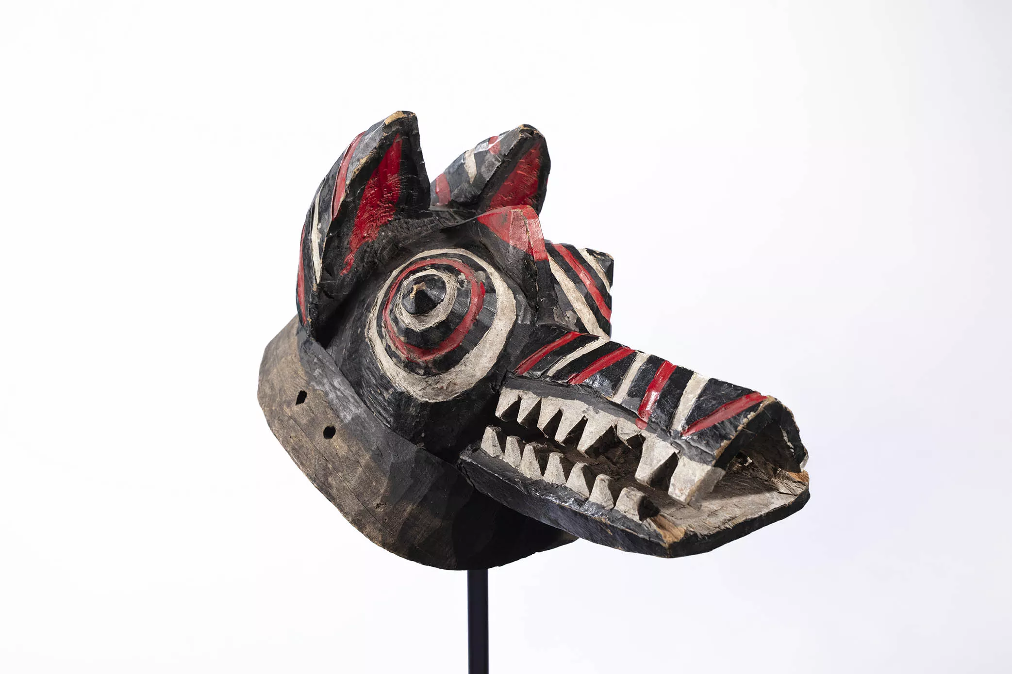 Copia de una máscara zoomorfa  de los bobo de Burkina Faso. S/f. Madera pintada, 35 x 16 x 18 cm.