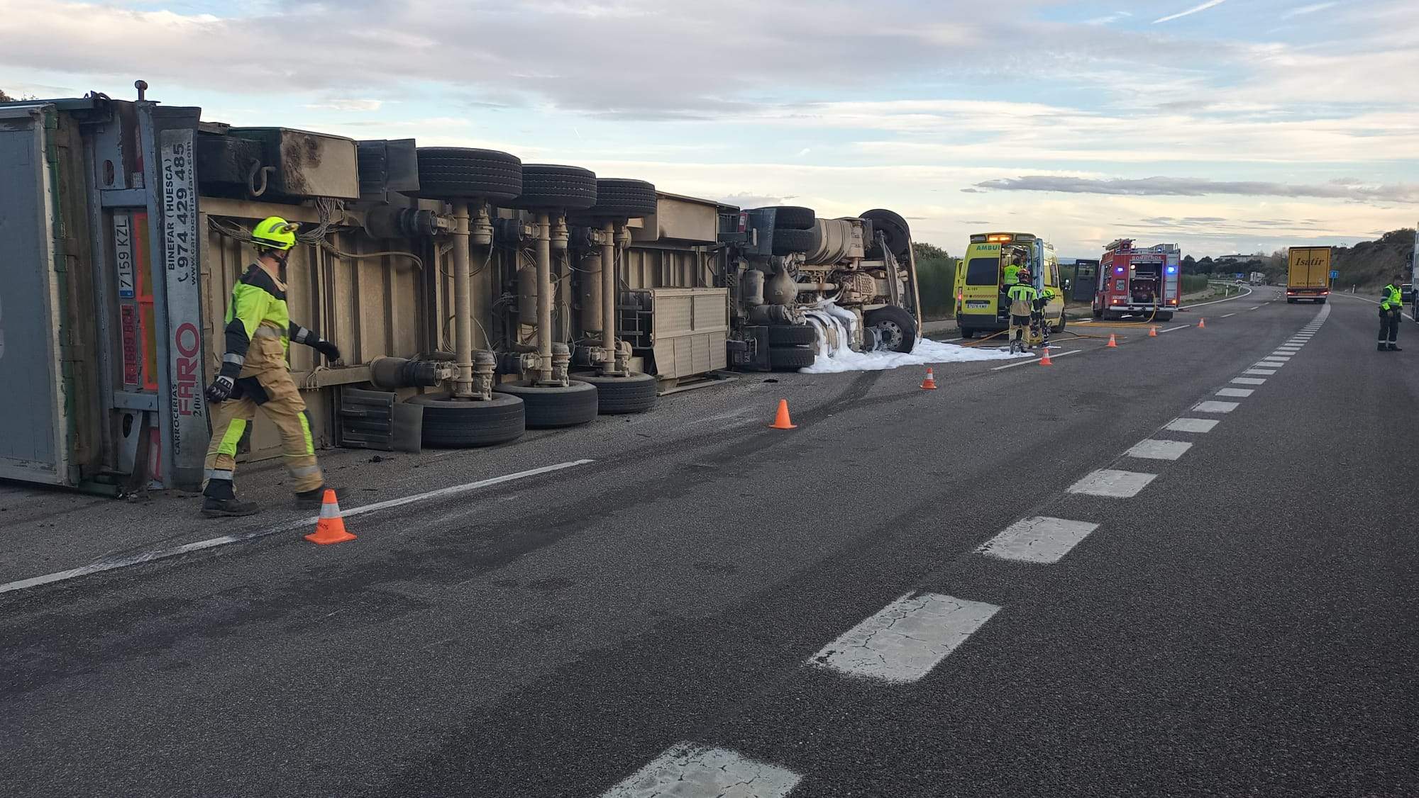 El camión ha quedado volcado sobre el arcén y parte de la calzada de la A-22 en el término de Ponzano