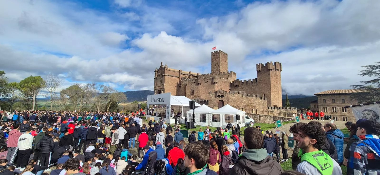  Javieres en el destino de la peregrinación al Castillo de Javier. Foto Juanlu Herrero