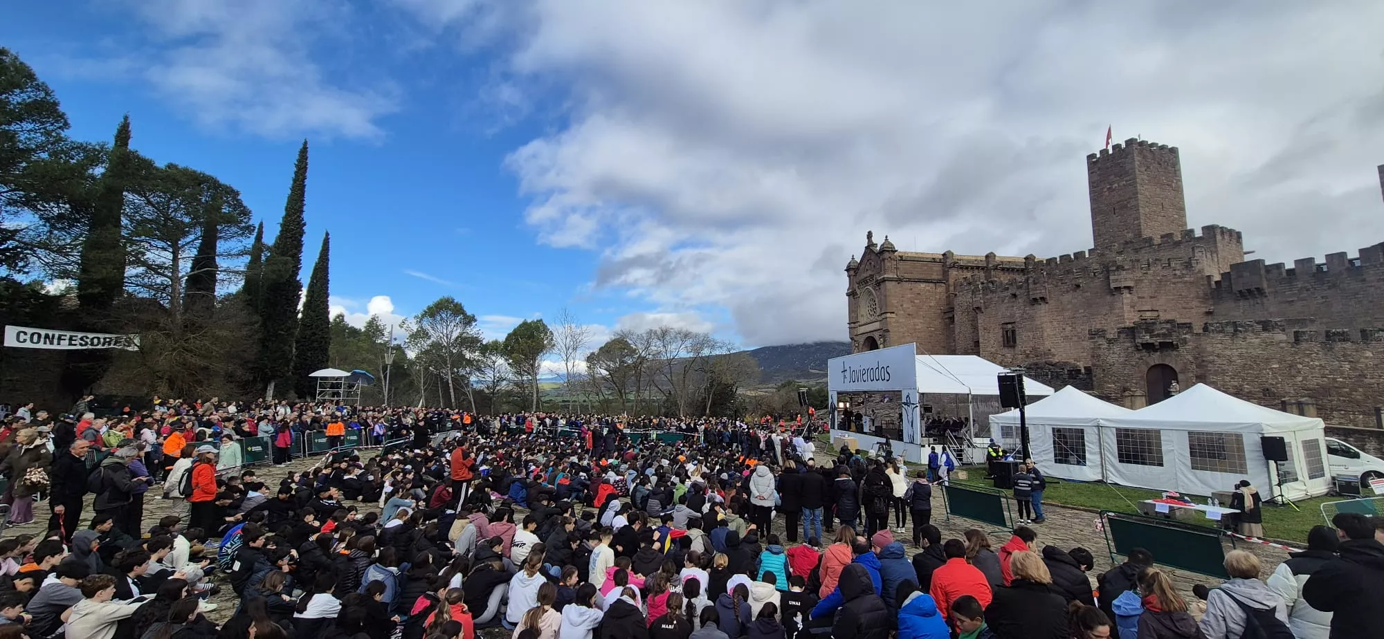 Javieres en el destino de la peregrinación al Castillo de Javier. Foto Juanlu Herrero
