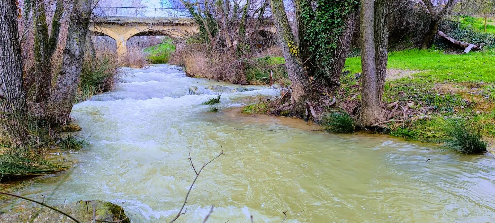 El río Isuela, a su paso por Tierz. Foto Joaquín Santafé