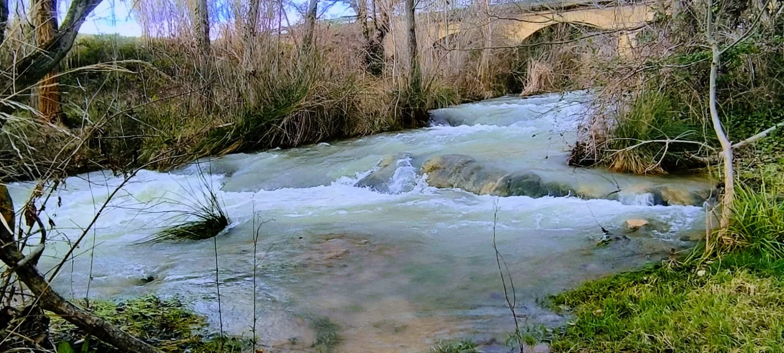 La CHE avisa de incrementos de caudal en los ríos por intensas lluvias. Foto Joaquín Santafé