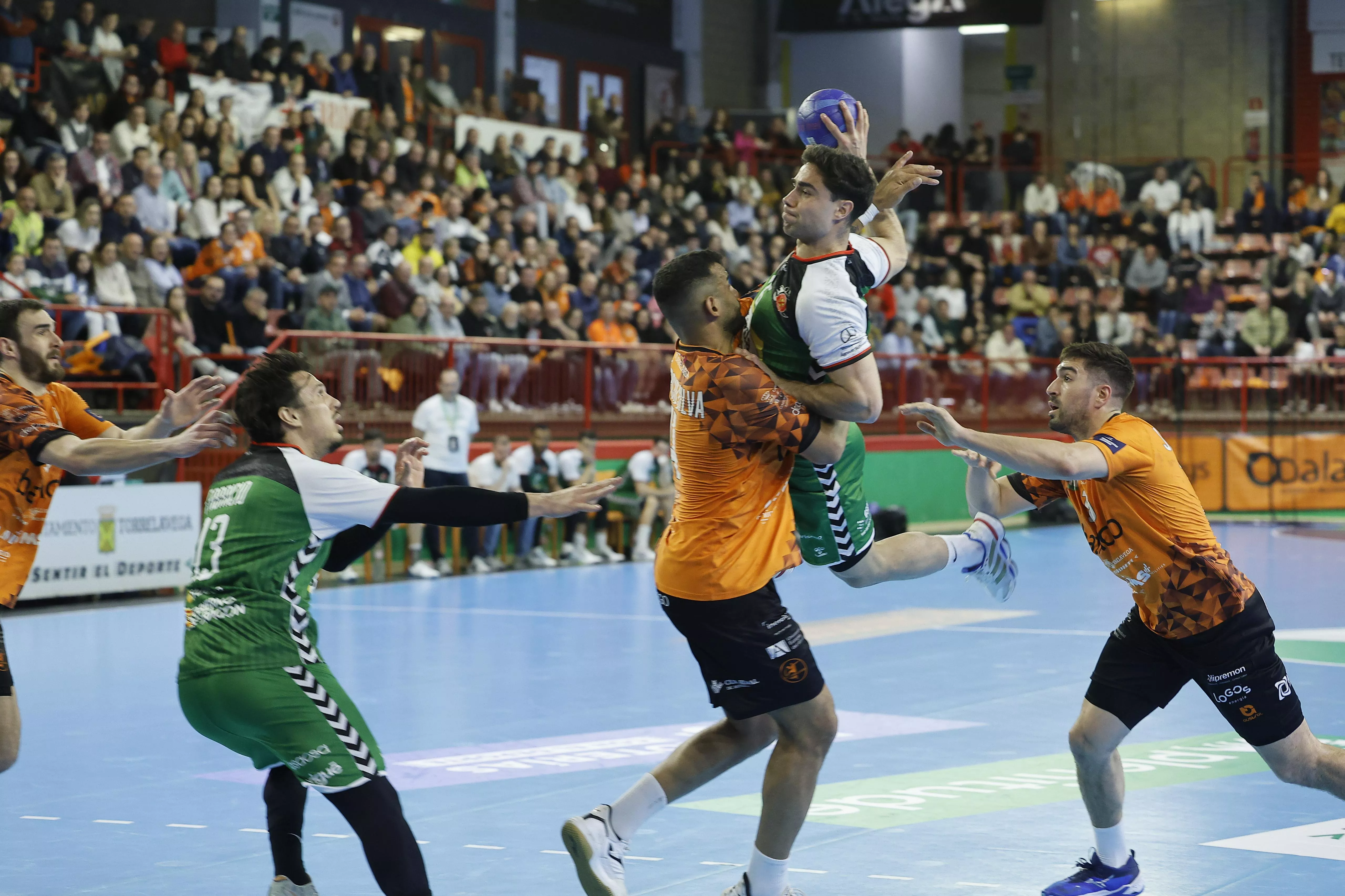 Ignacio Suárez lanza ante la defensa de Torrelavega. Foto: Luis Palomeque