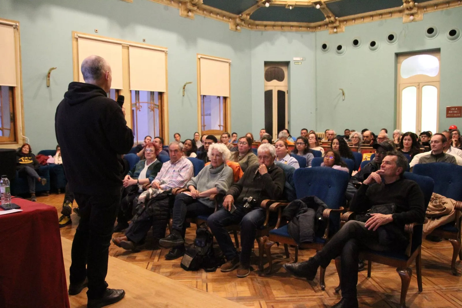 Conferencia impartida por Gabriel de la Mora en Huesca. Foto Carlos Neofato