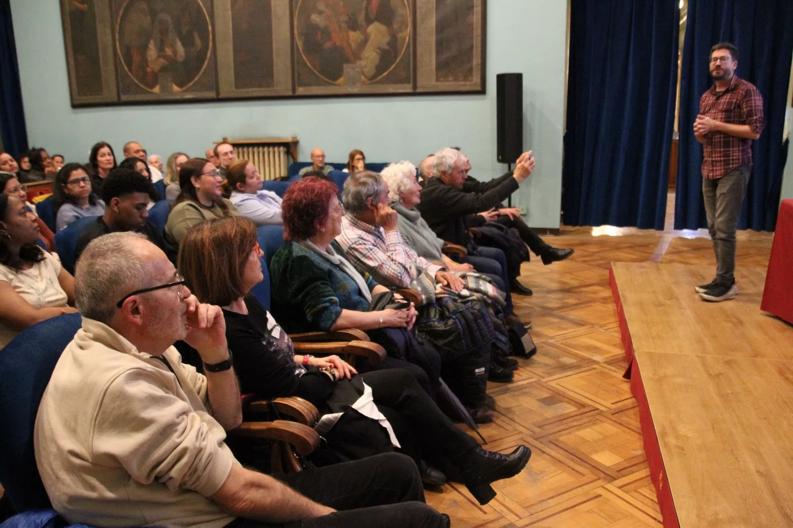 Conferencia impartida por Gabriel de la Mora en Huesca. Foto Carlos Neofato