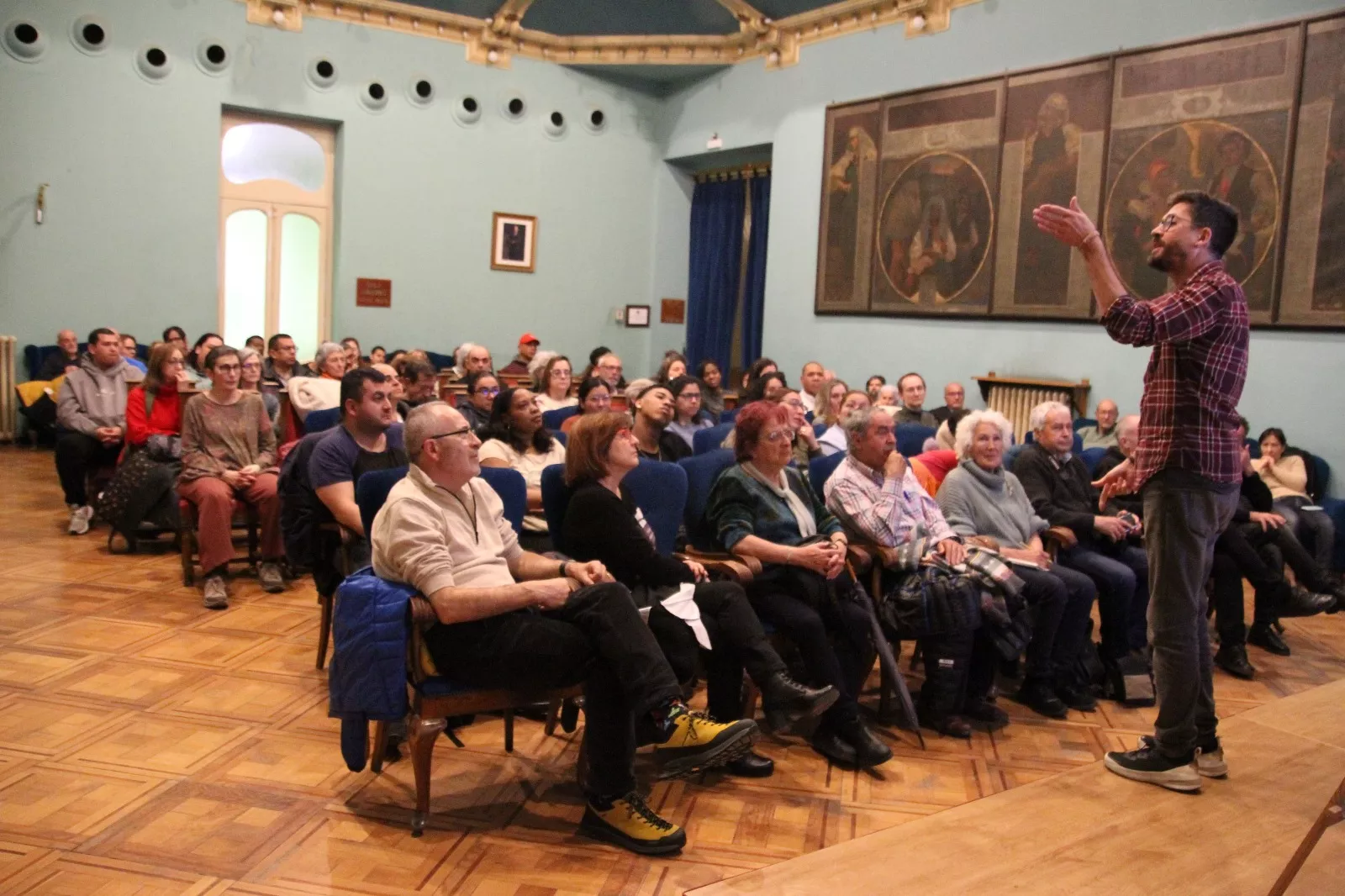 Conferencia impartida por Gabriel de la Mora en Huesca. Foto Carlos Neofato