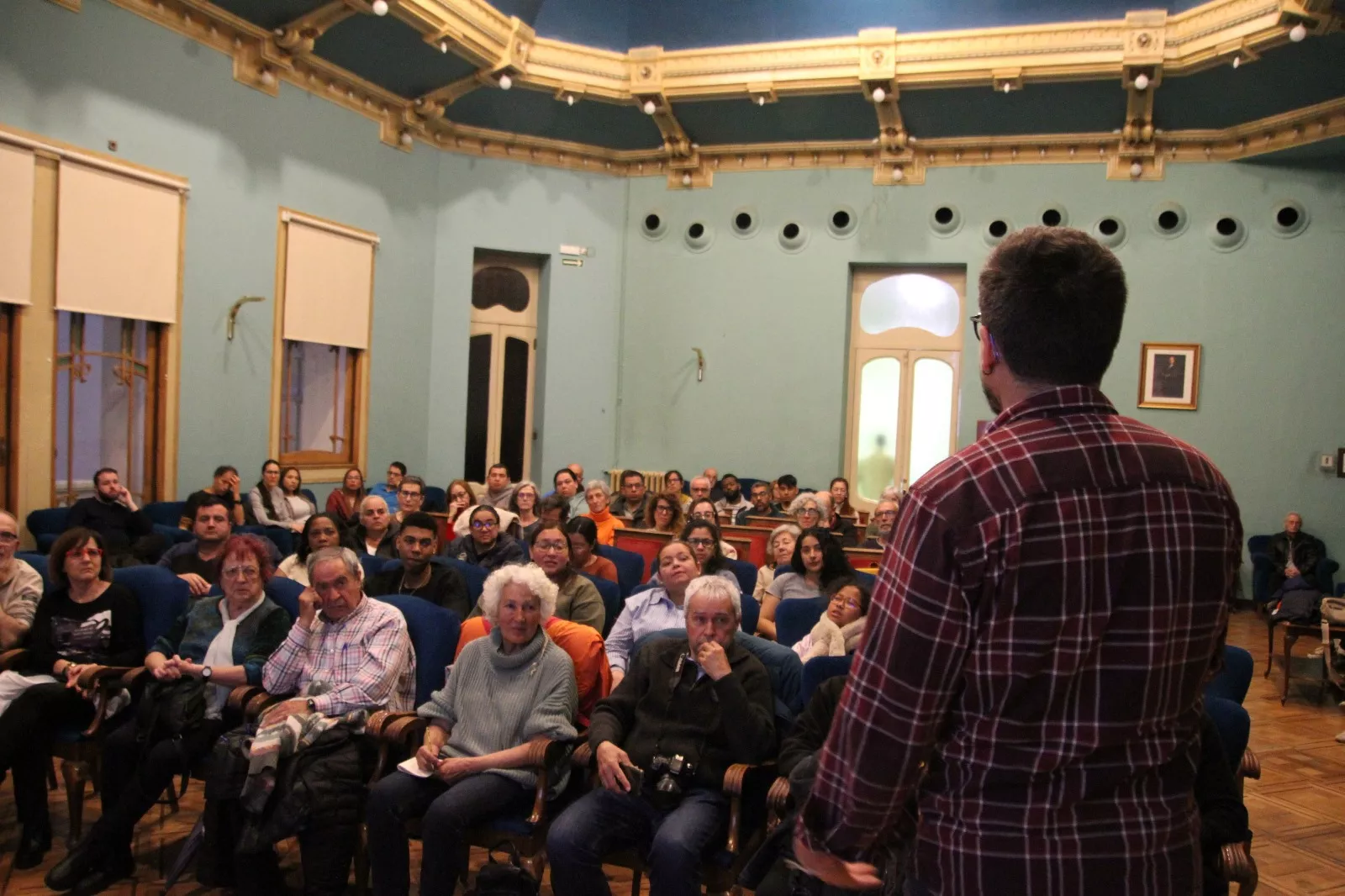 Conferencia impartida por Gabriel de la Mora en Huesca. Foto Carlos Neofato