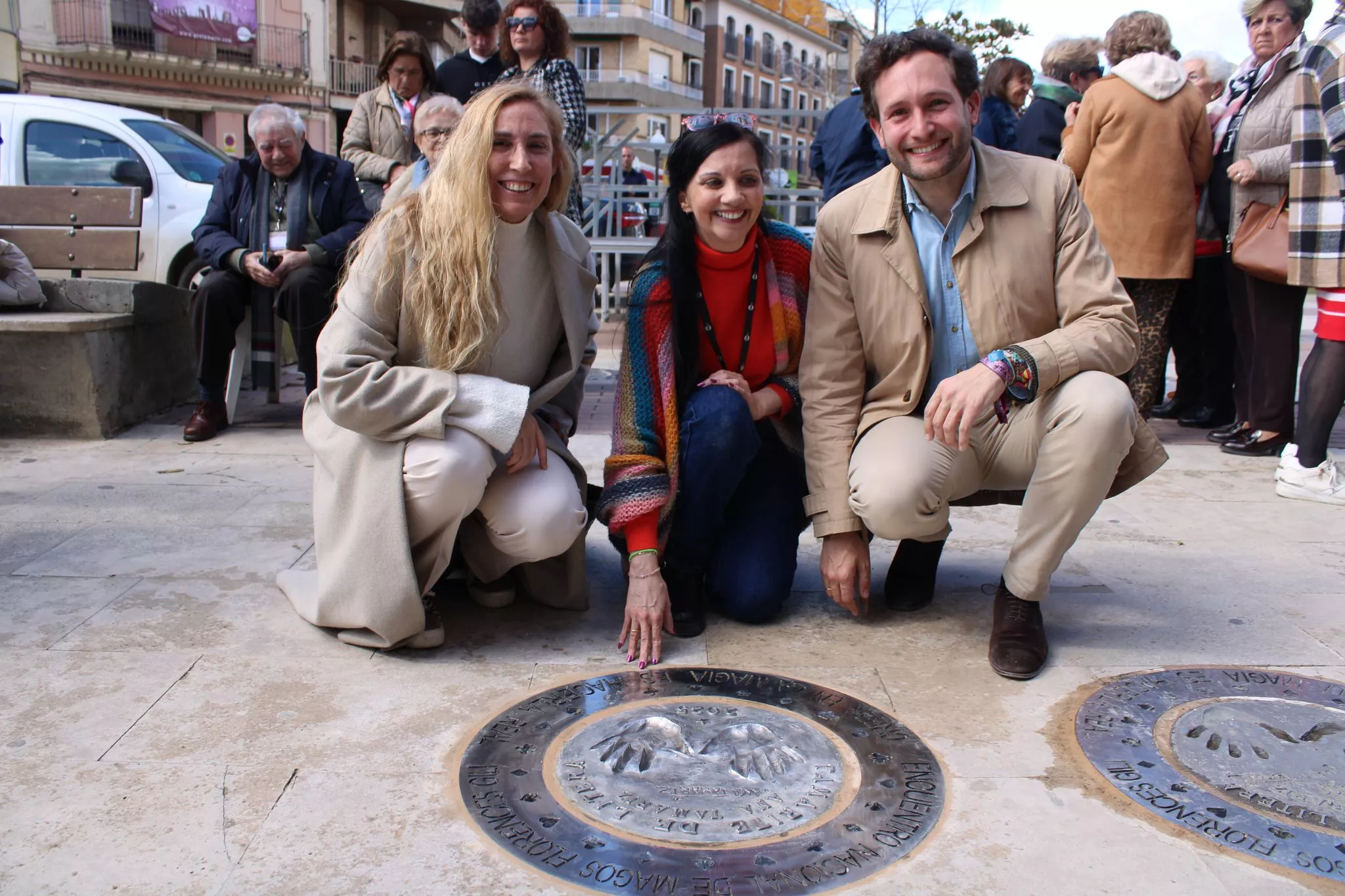 Sandra González, Ana Tamariz e Isaac Claver, en el encuentro de magos de Tamarite de Litera.