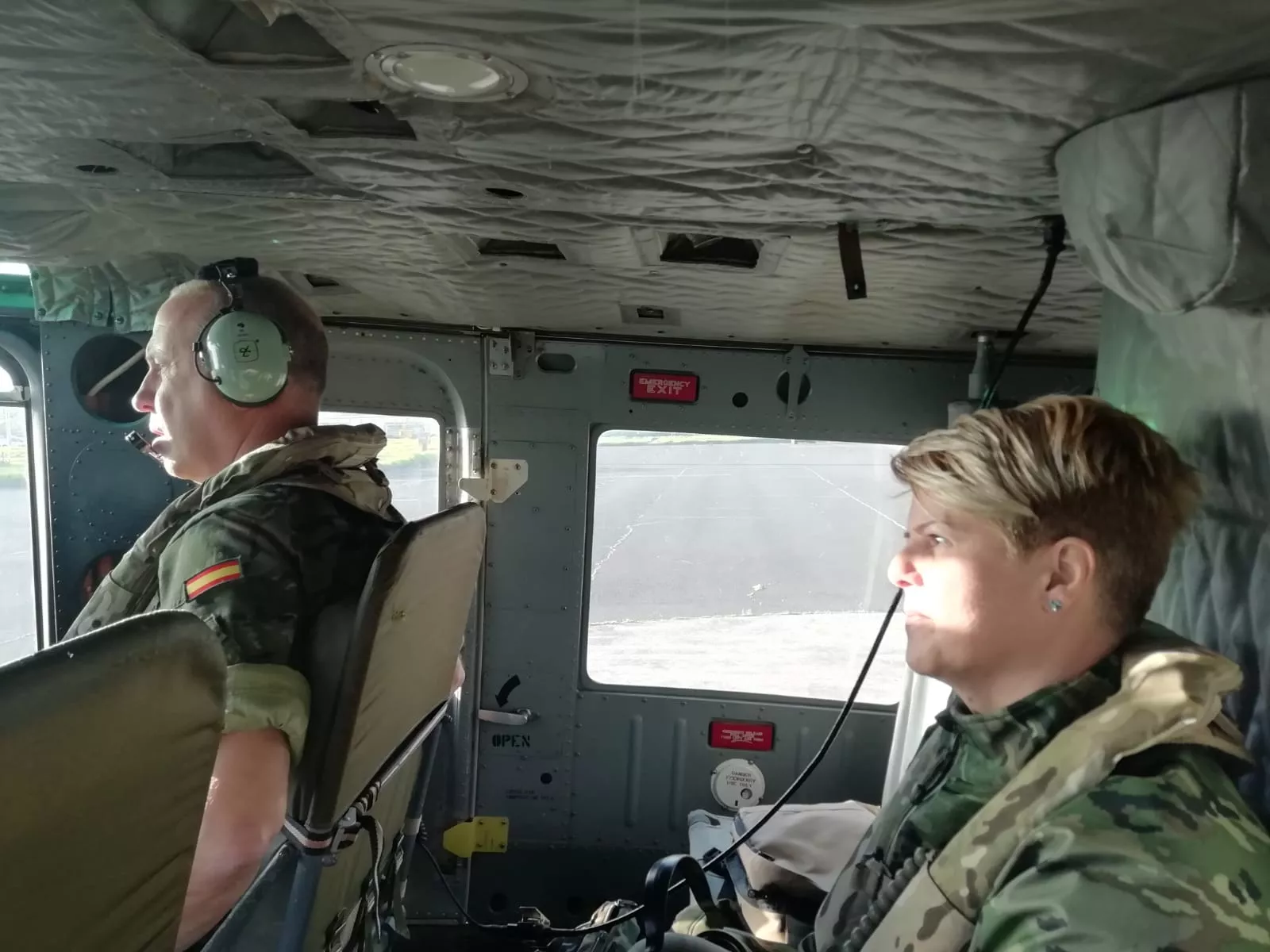 José Jarne y  Encarnación Hernández Gutiérrez, volando en un helicóptero del Ejército.
