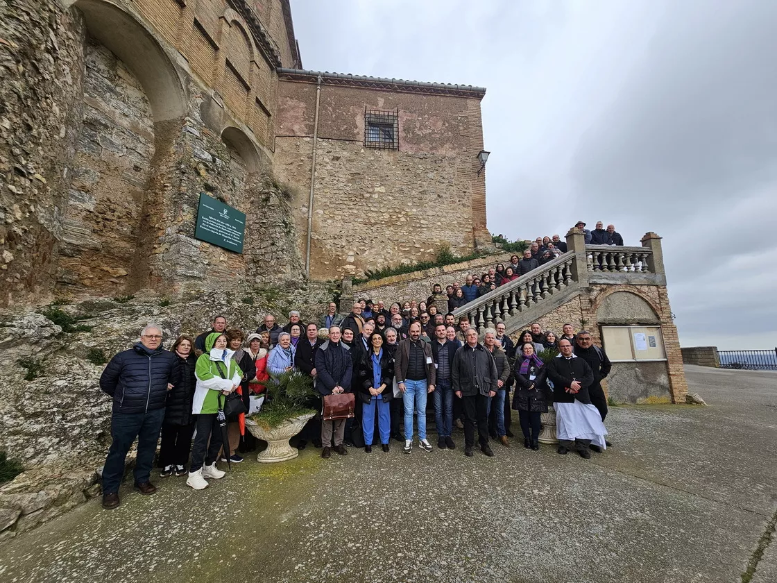 Participantes en el Encuentro de Cofradías, Hermandades y Asociaciones de Religiosidad Popular celebrado en el Monasterio de El Pueyo