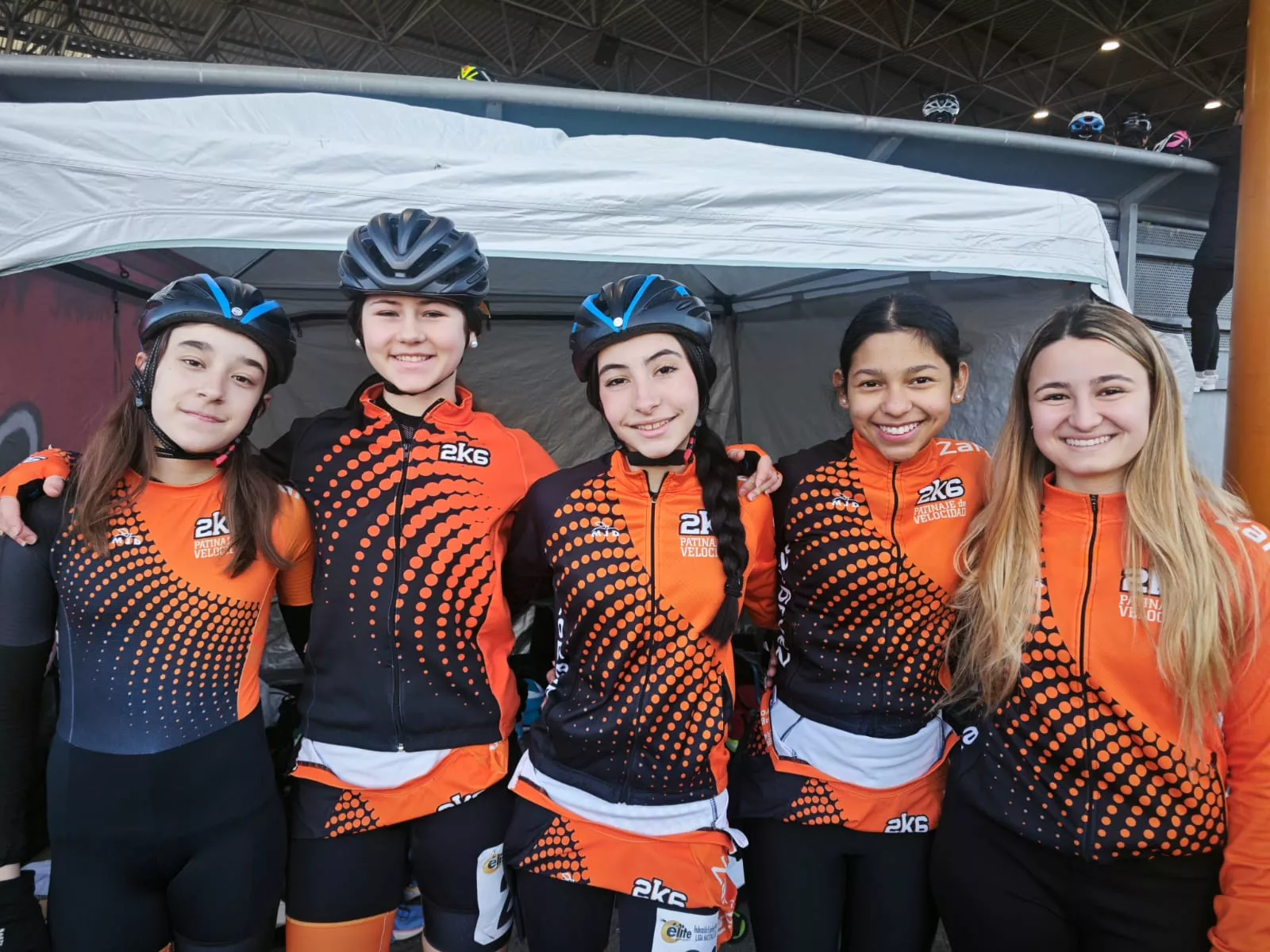 Patinadoras del Club 2Mil6 de Zaragoza con representantes oscenses: Daniela, Iranzu, Estela, Samara y Lucía.