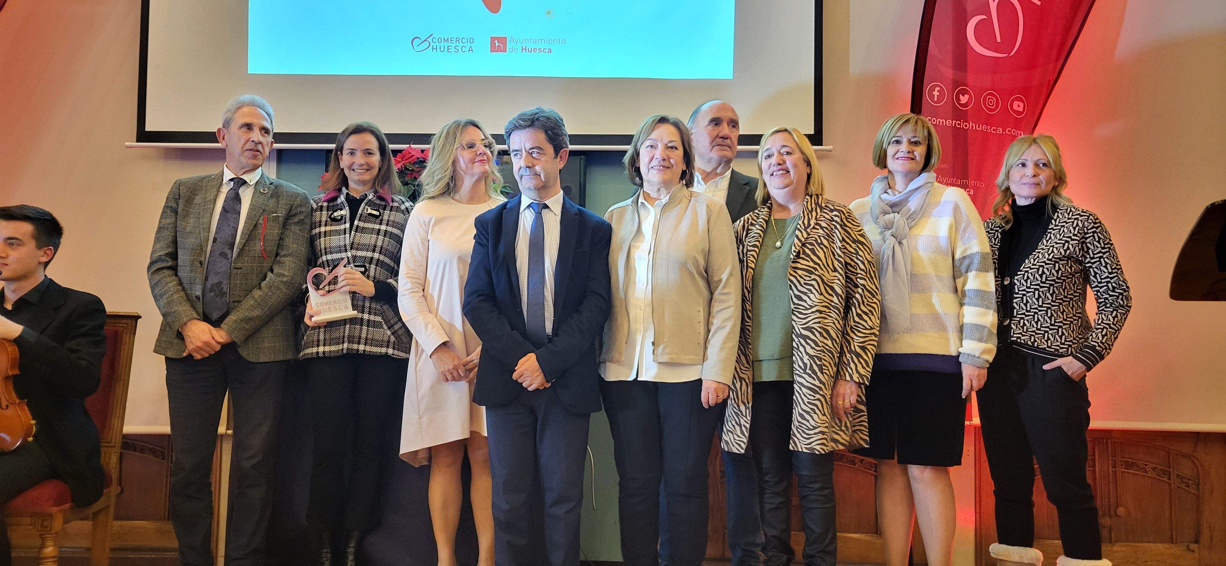 Imágenes del brindis solidario del comercio de Huesca. Foto Myriam Martínez 