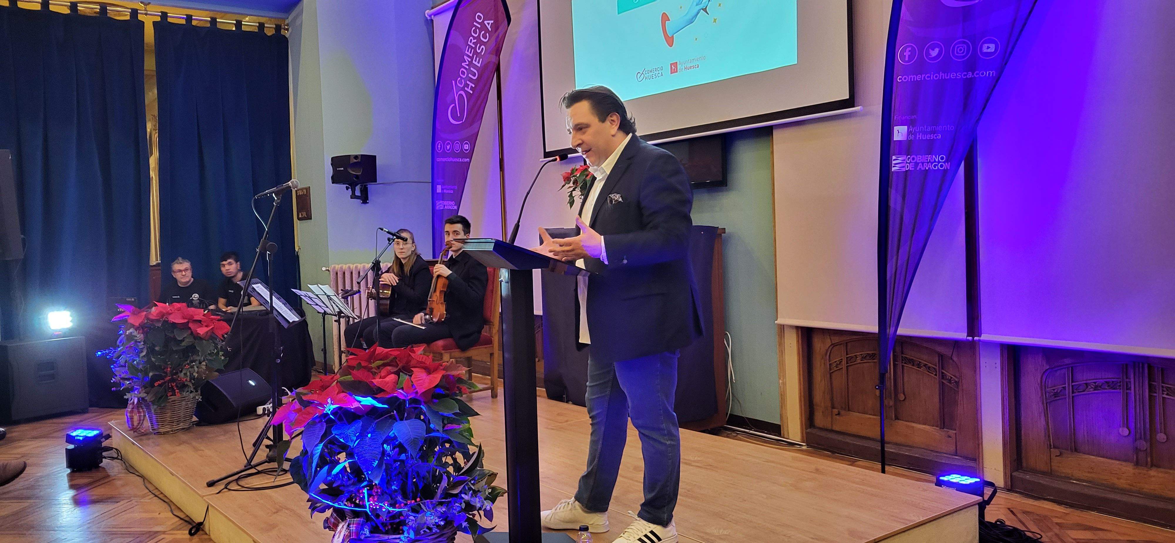 Imágenes del brindis solidario del comercio de Huesca. Foto Myriam Martínez 