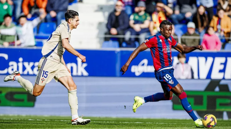 Soko, jugador del Huesca, en el partido ante el Racing Club de Ferrol. Parte médico de Soko: lesión muscular en el aductor. Foto: SD Huesca