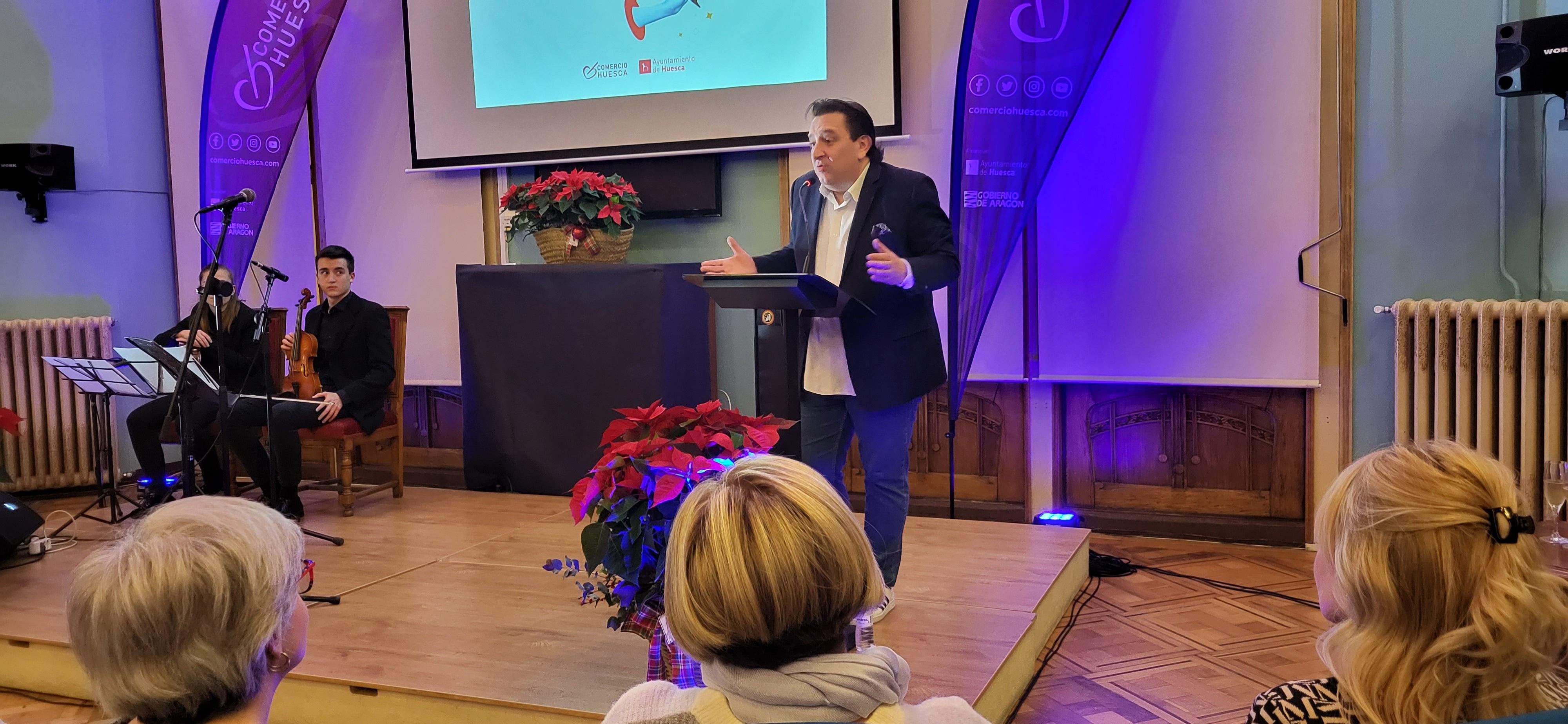 Imágenes del brindis solidario del comercio de Huesca. Foto Myriam Martínez 