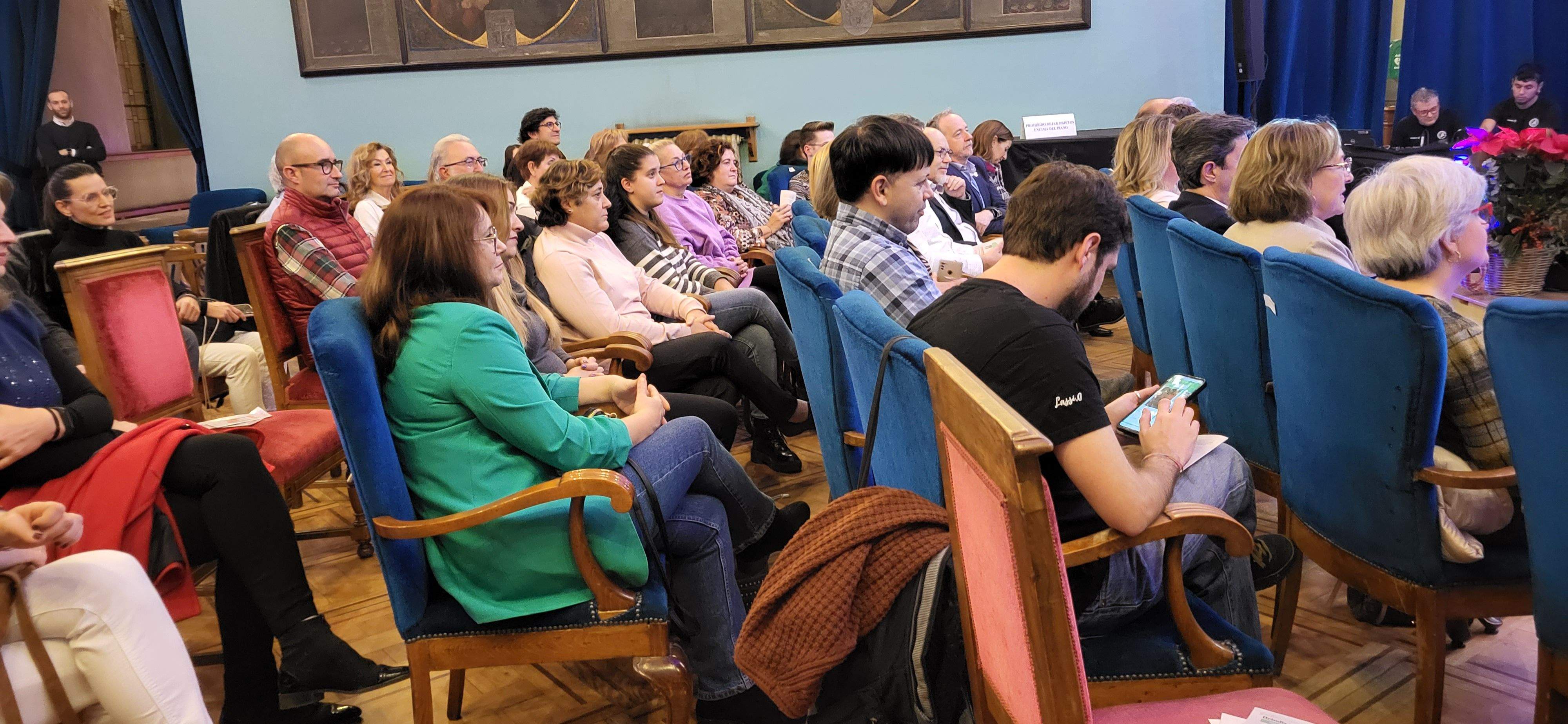Imágenes del brindis solidario del comercio de Huesca. Foto Myriam Martínez 