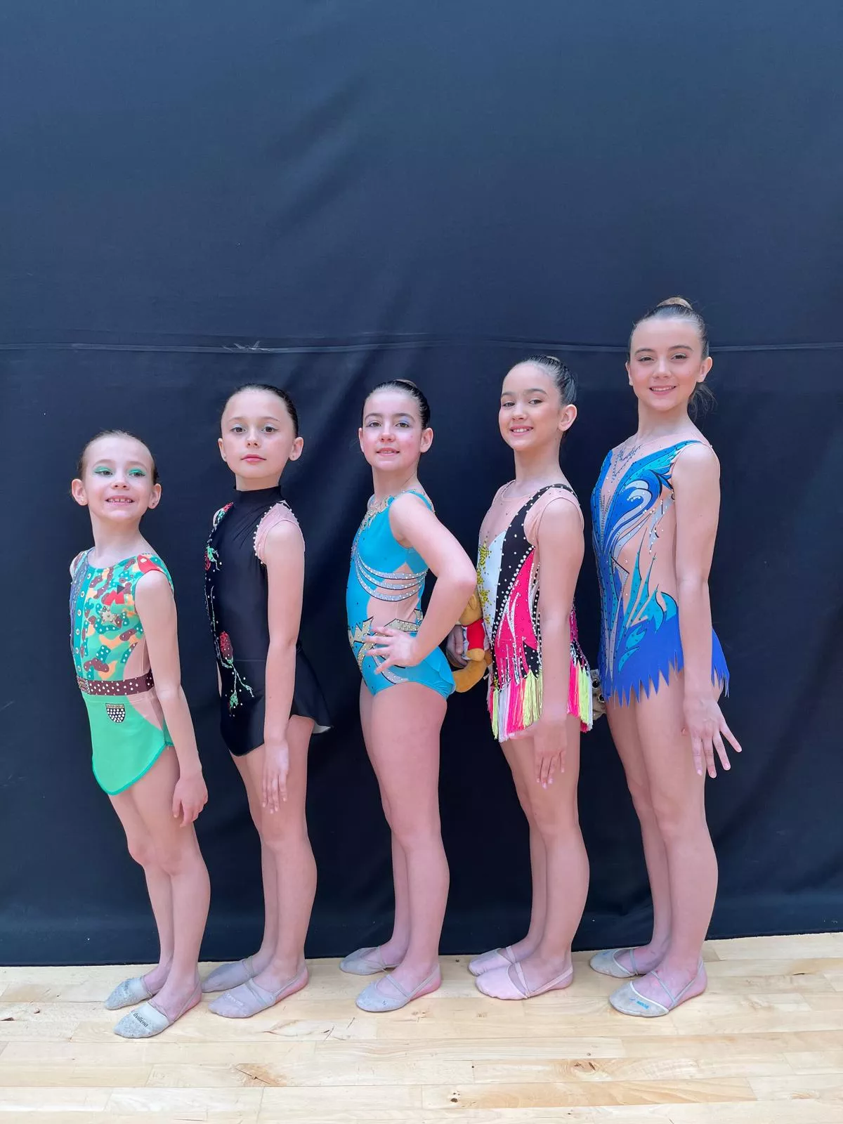 CR Pyrennes. Gimnastas de autonómico (de izquierda a derecha) Vera, Naiara, Julia, Diana y Zilia.