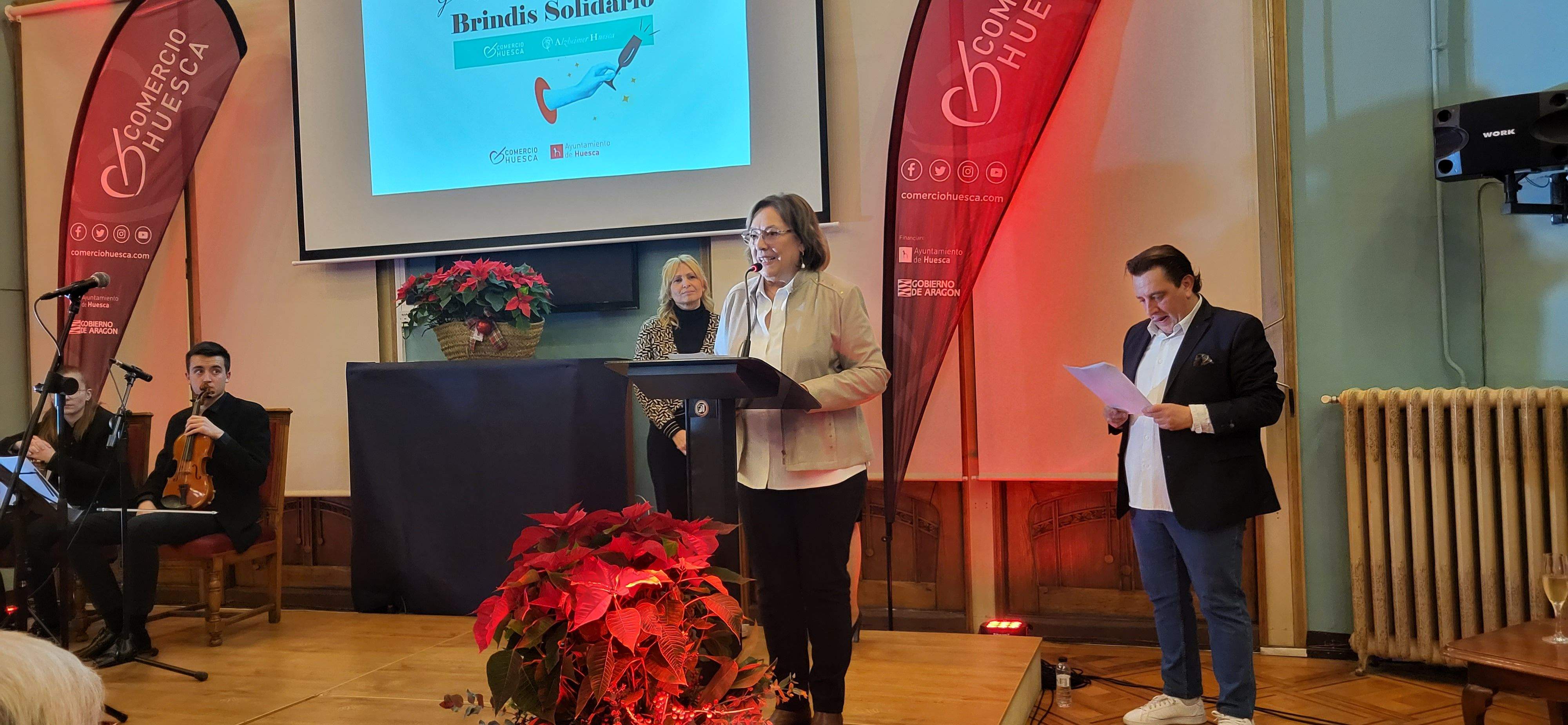 Imágenes del brindis solidario del comercio de Huesca. Foto Myriam Martínez 