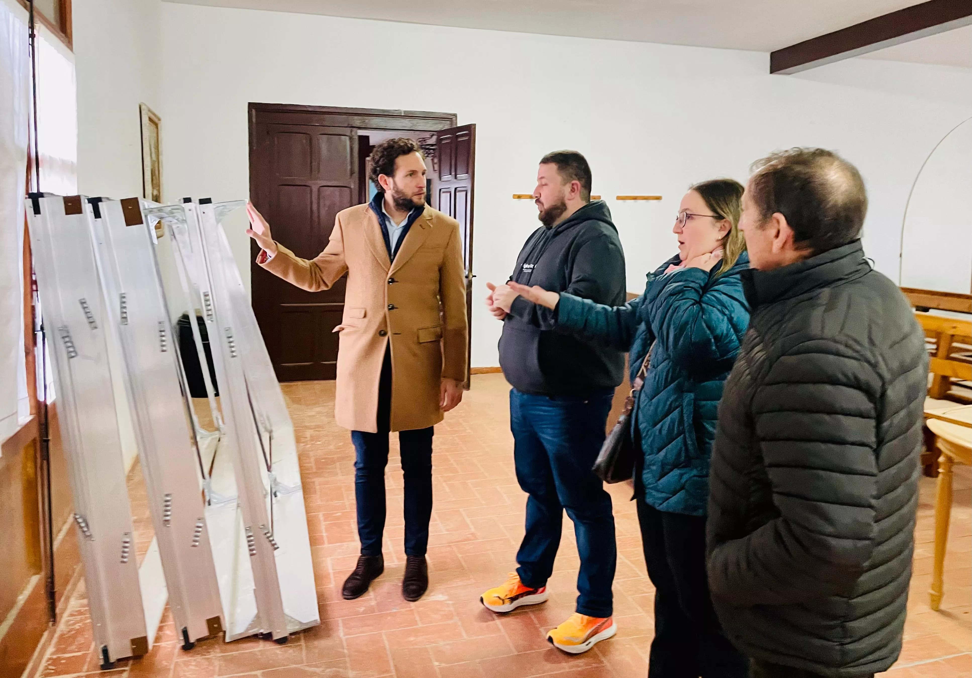 El alcalde de Monzón, Isaac Claver, acompañado del presidente de la Asociación, Juan Acedo y otros miembros de la Junta ha visitado la actuación.