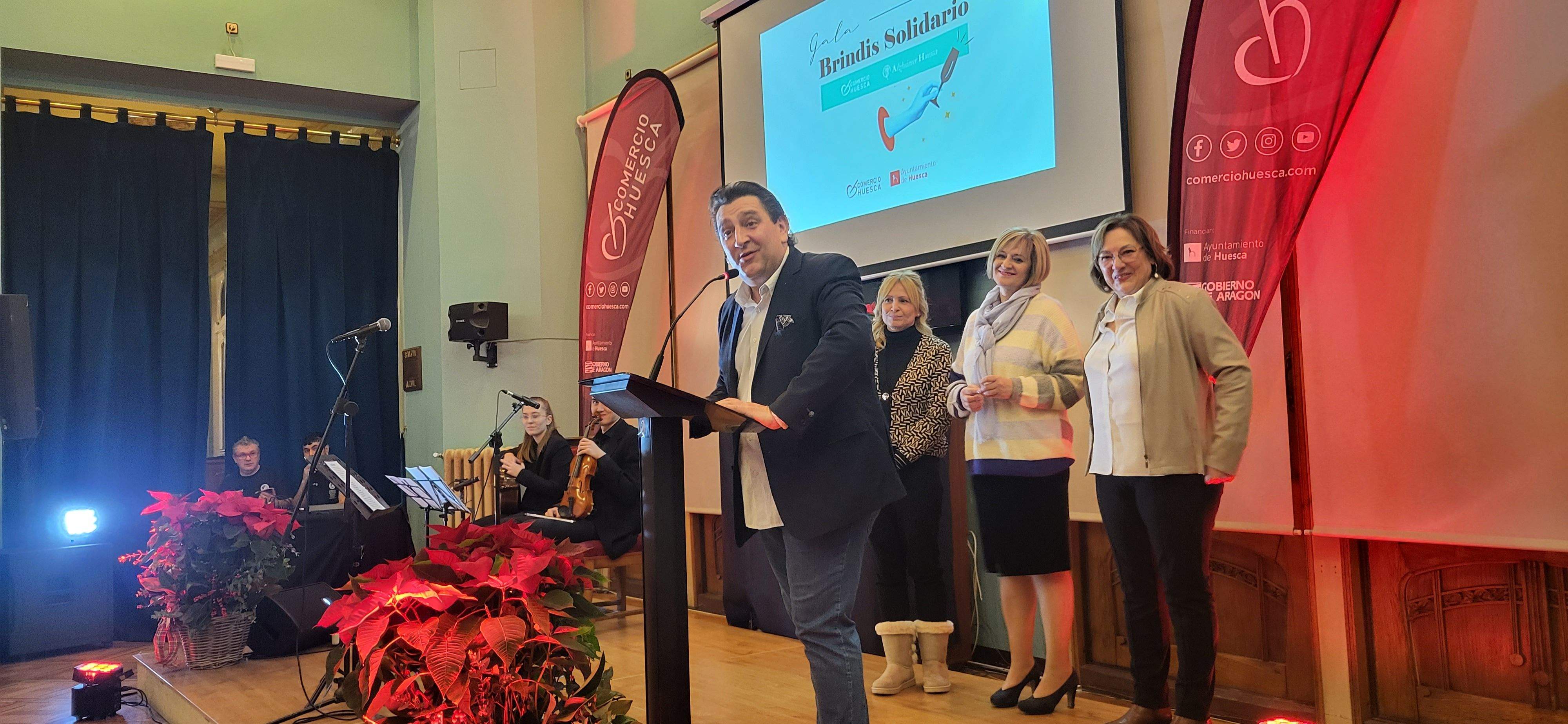 Imágenes del brindis solidario del comercio de Huesca. Foto Myriam Martínez 