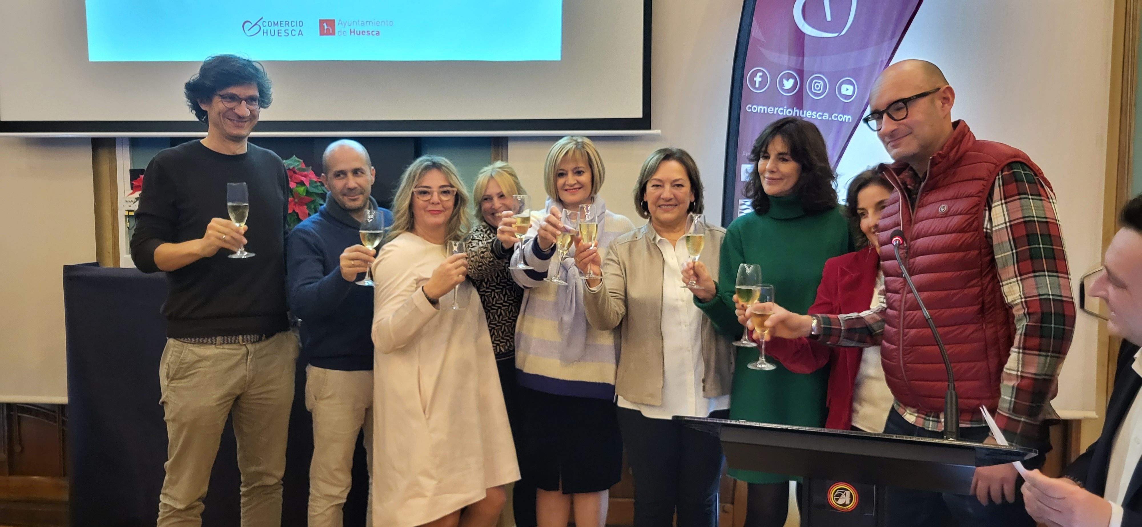 Imágenes del brindis solidario del comercio de Huesca. Foto Myriam Martínez Imágenes del brindis solidario del comercio de Huesca. Foto Myriam Martínez
