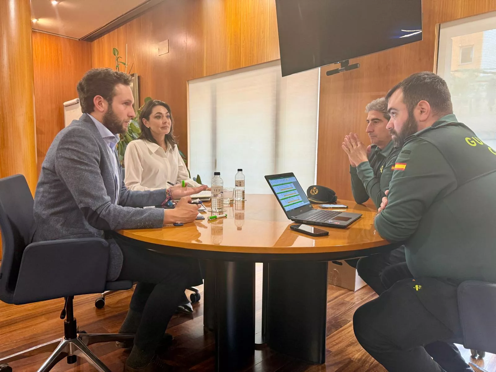 Imagen de la reunión mantenida por Claver y Rufas con representantes de la Guardia Civil.