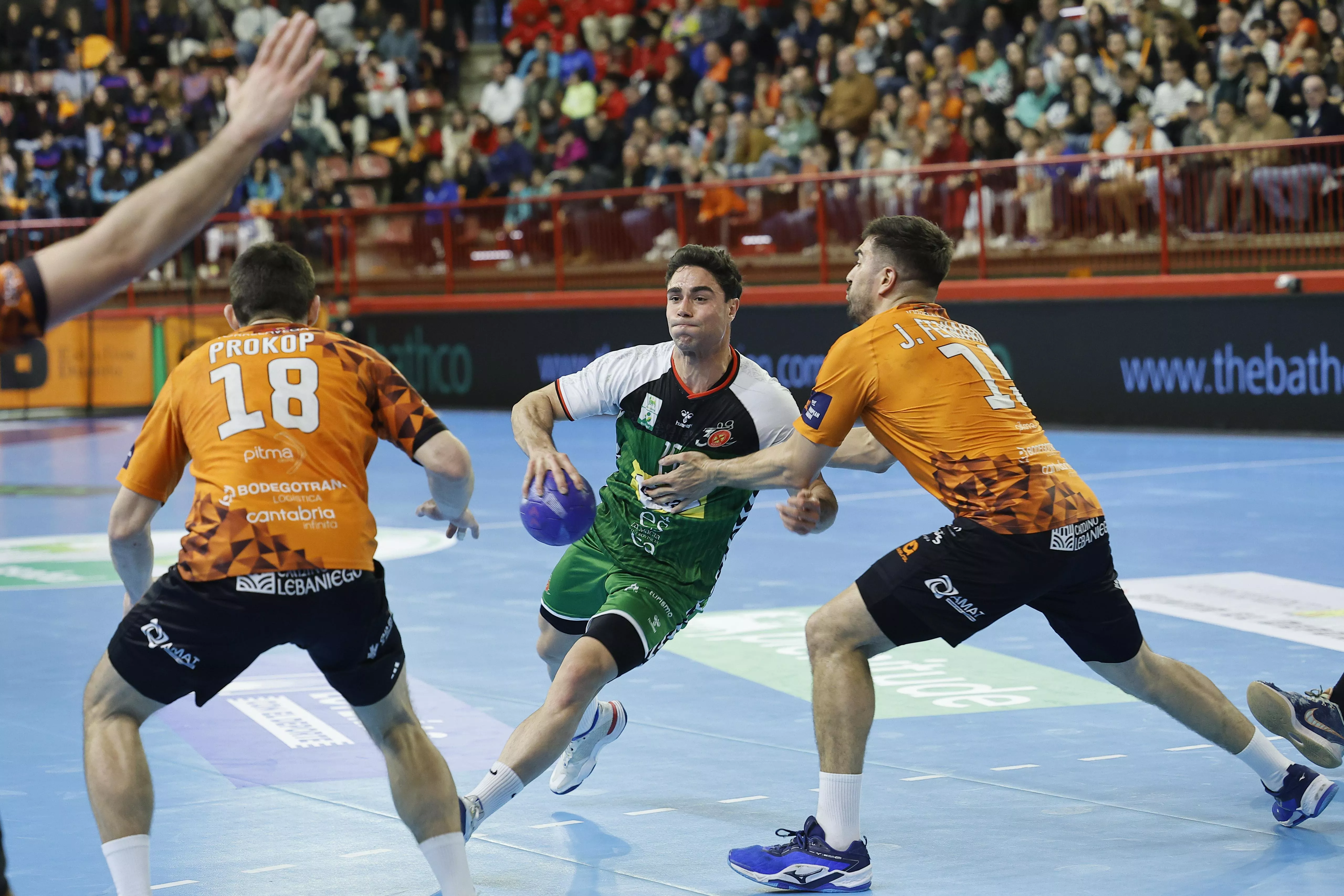 Ignacio Suárez, jugador de Bada Huesca, en el último partido ante Torrelavega. Foto: Luis Palomeque