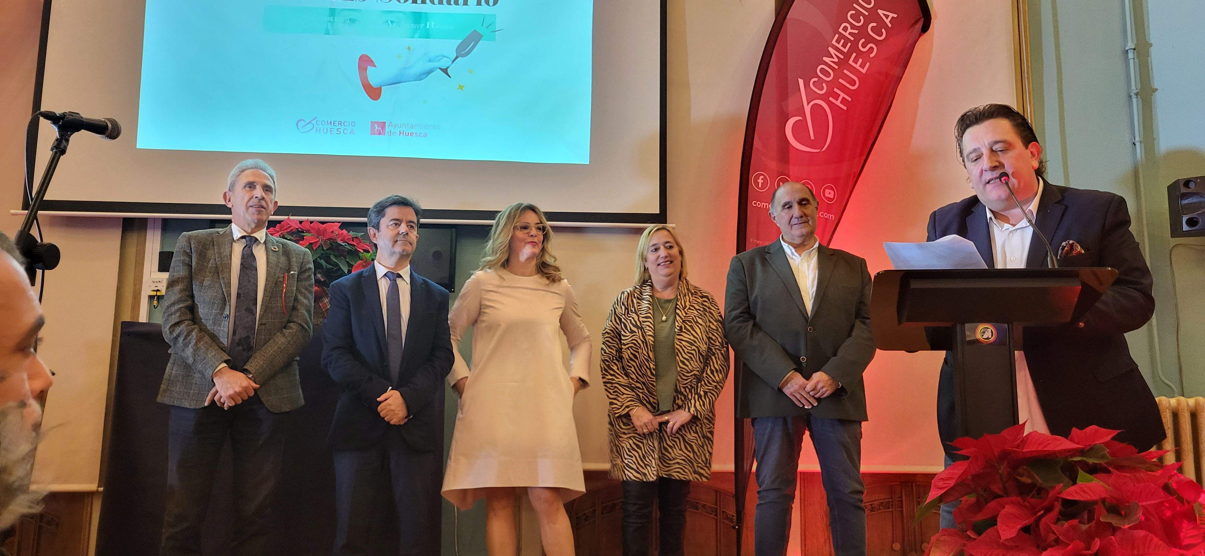 Imágenes del brindis solidario del comercio de Huesca. Foto Myriam Martínez 