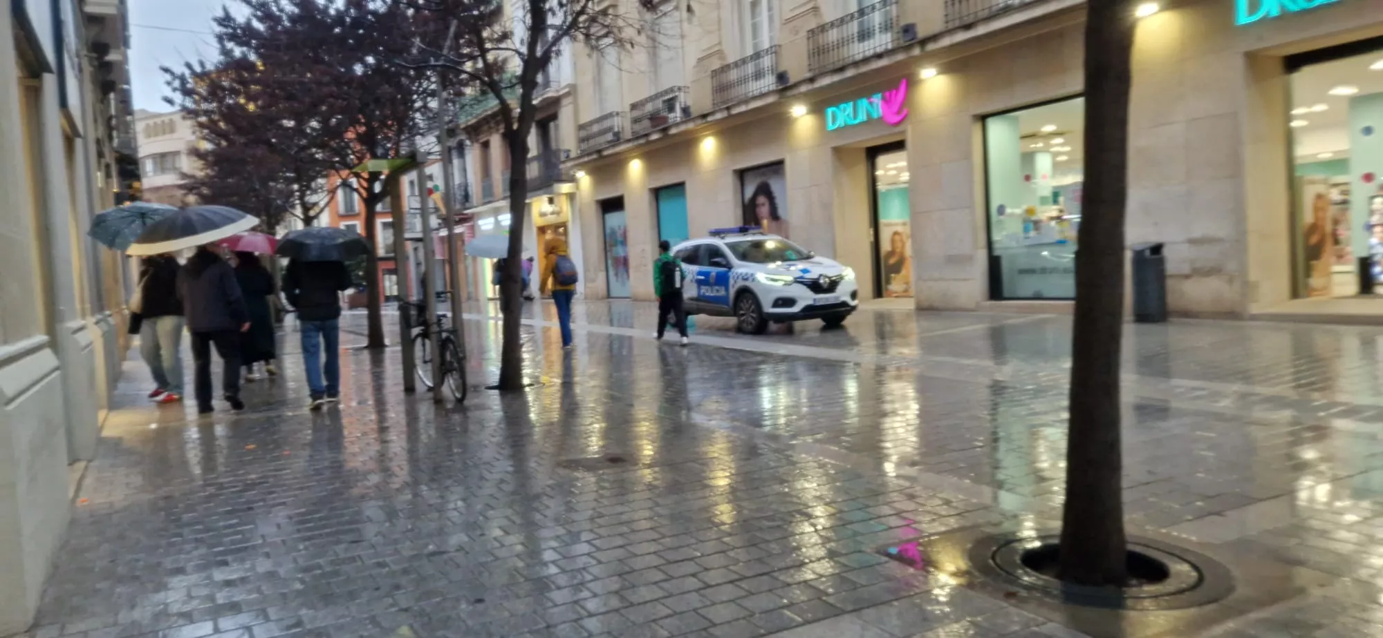 Dos menores han sido detenidos por un robo y un intento en el Coso Bajo de Huesca. Foto Myriam Martínez