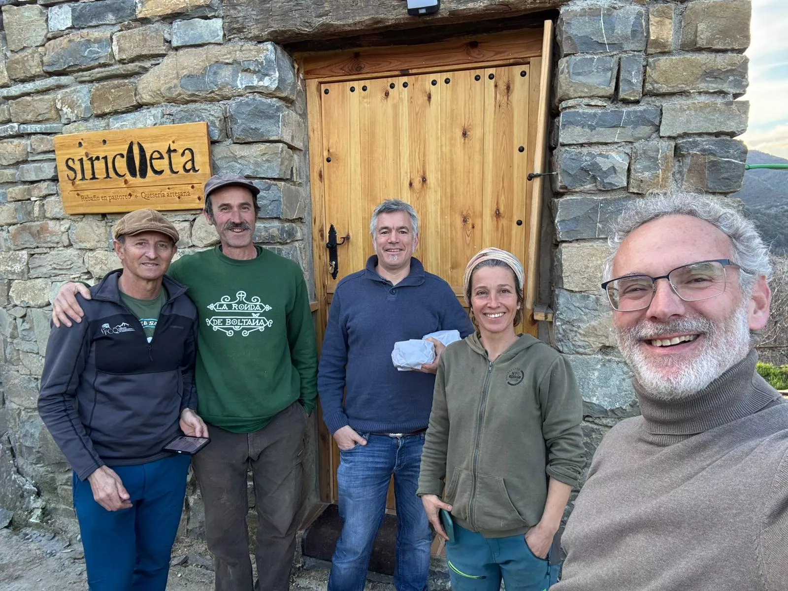 El equipo de Bio For Piri con Sara y Agustín, ganaderos de Morillo de Sampietro, dentro del proyecto en Aínsa. El equipo de Bio For Piri con Sara y Agustín, ganaderos de Morillo de Sampietro, dentro del proyecto en Aínsa.