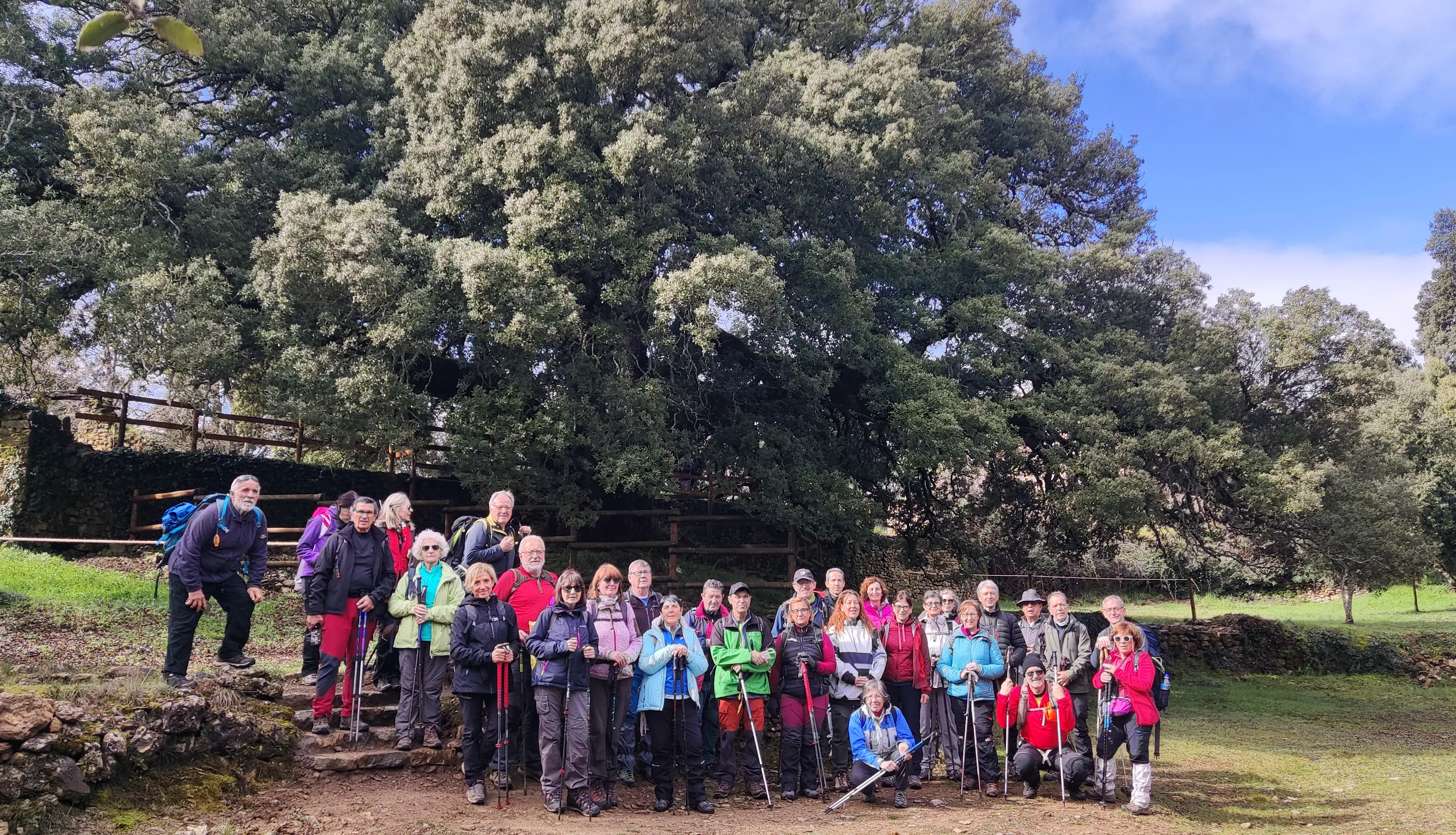 Foto de familia, dando realce a la carrasca de Lecina. Foto Pedro Ayuso 