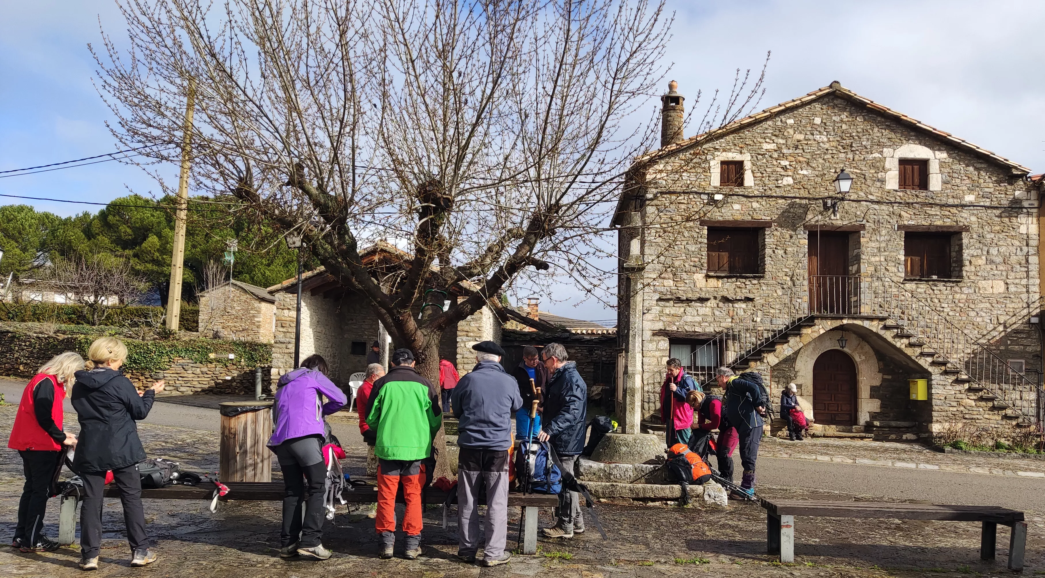 Una parada en la plaza de Lecina. Foto Pedro Ayuso