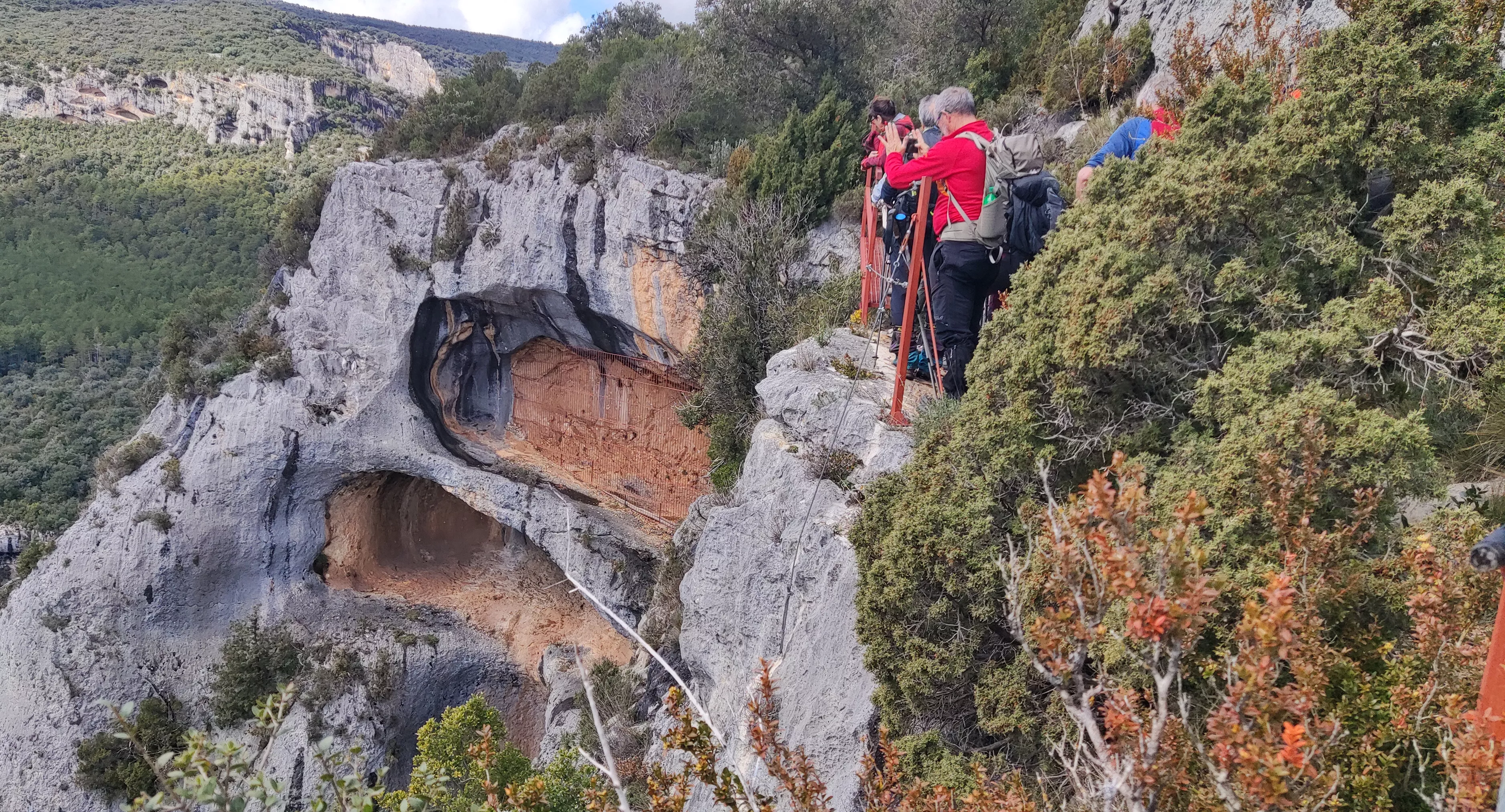 Covachos en el tozal de Mallata. Foto Pedro Ayuso