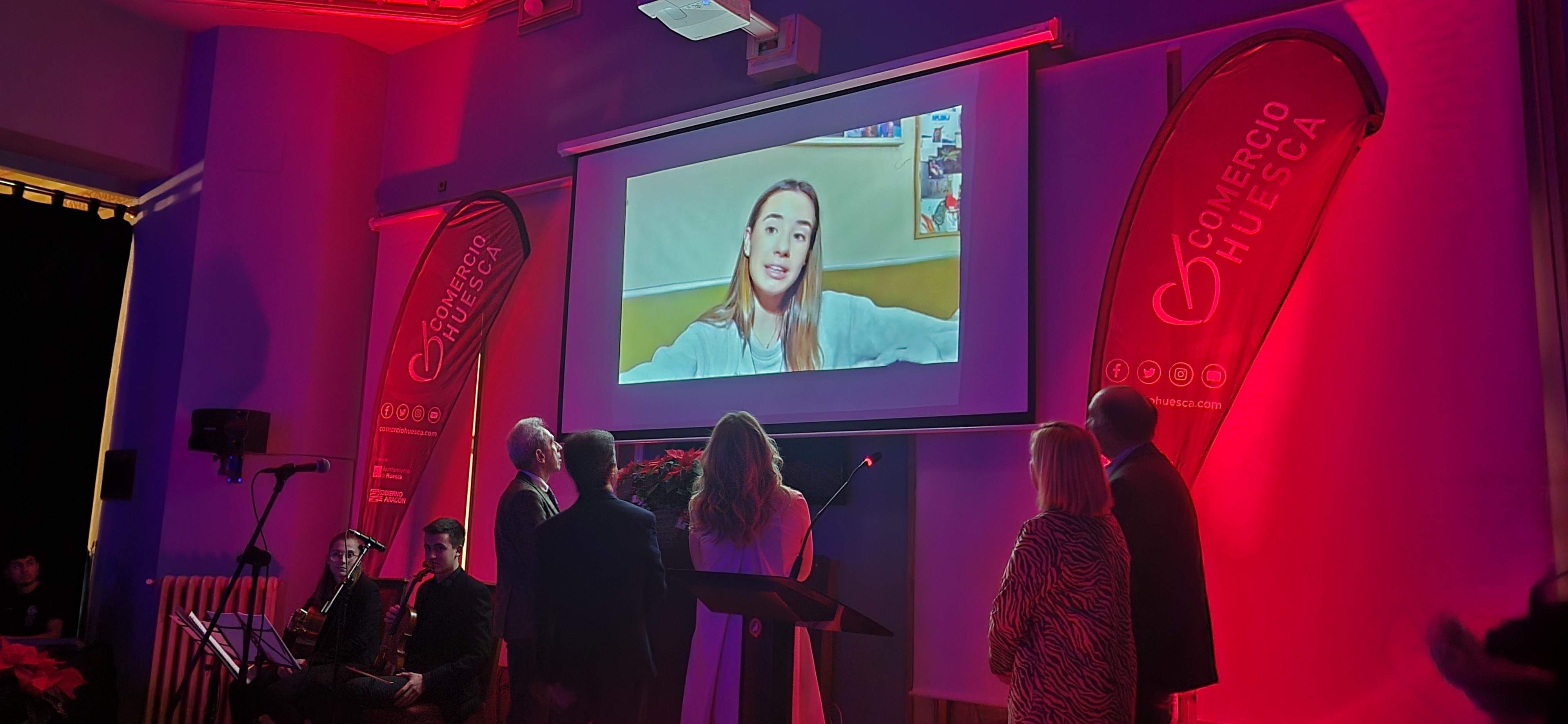 Imágenes del brindis solidario del comercio de Huesca. Foto Myriam Martínez 