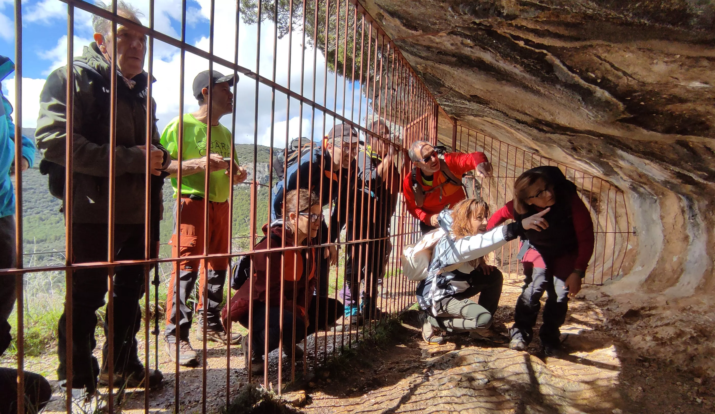 Visitando las pinturas rupestres del tozal de Mallata. Foto Pedro Ayuso
