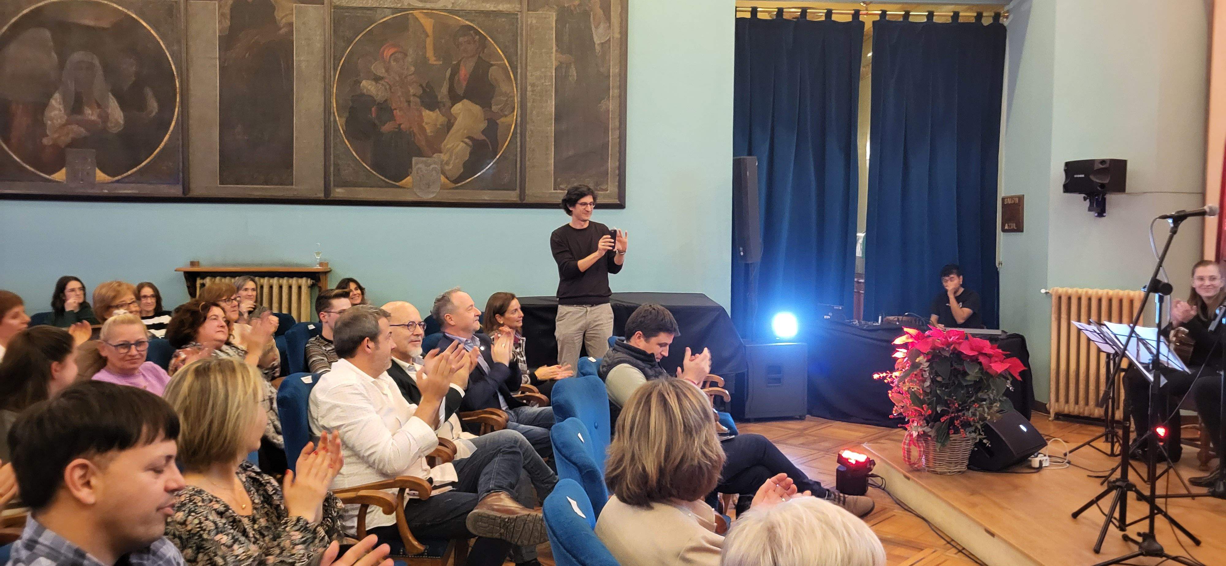 Imágenes del brindis solidario del comercio de Huesca. Foto Myriam Martínez 