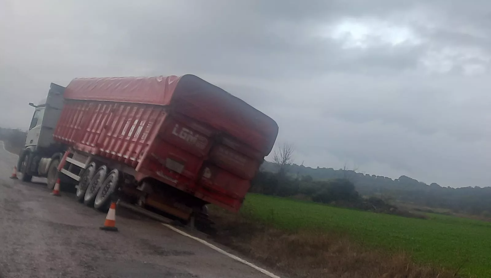 Camión accidentado en la A-125 entre Ayerbe y Losanglis.