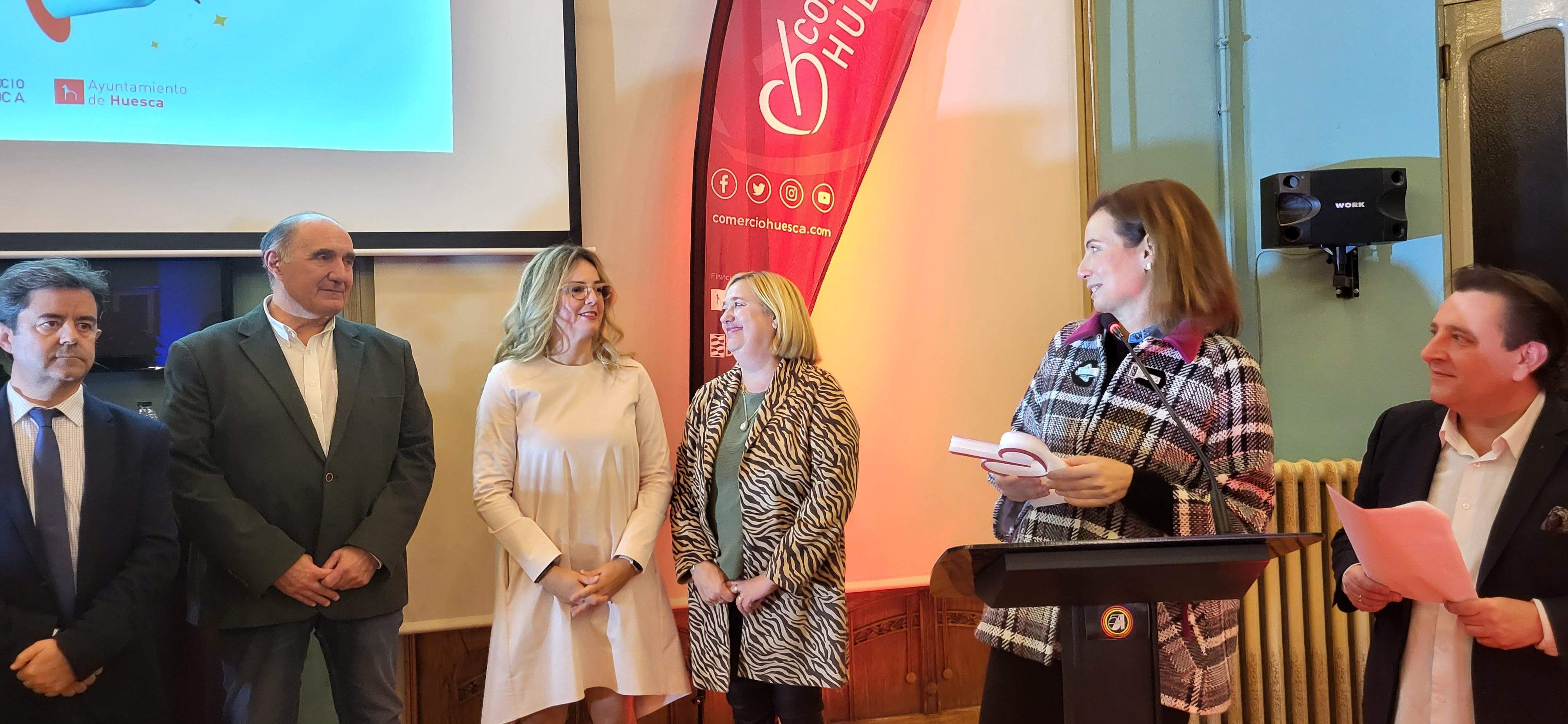 Imágenes del brindis solidario del comercio de Huesca. Foto Myriam Martínez 