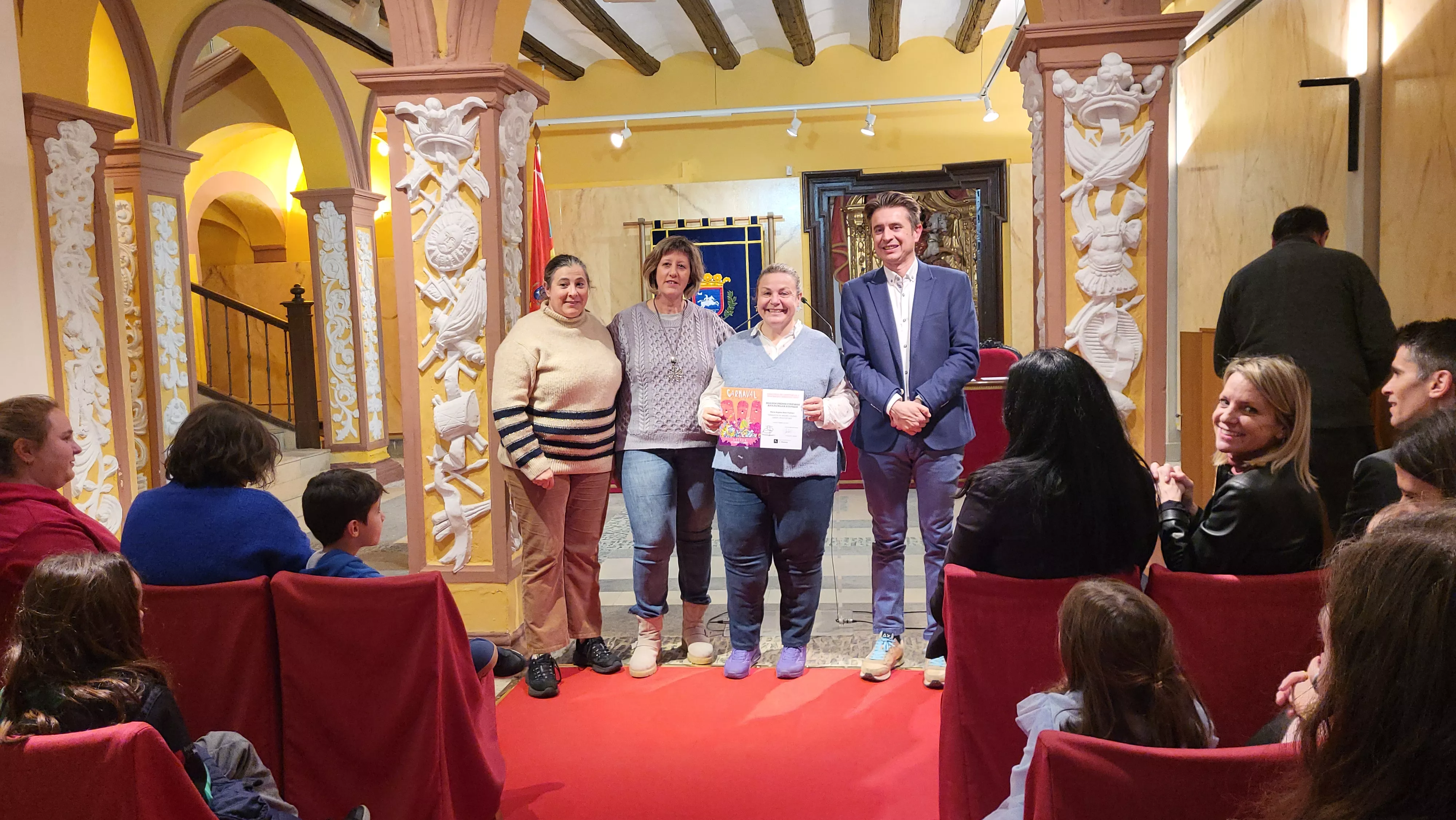 Acto de entrega de los premios del concurso de disfraces y comparsas de Carnaval 2025 de Huesca. Foto Mercedes Manterola