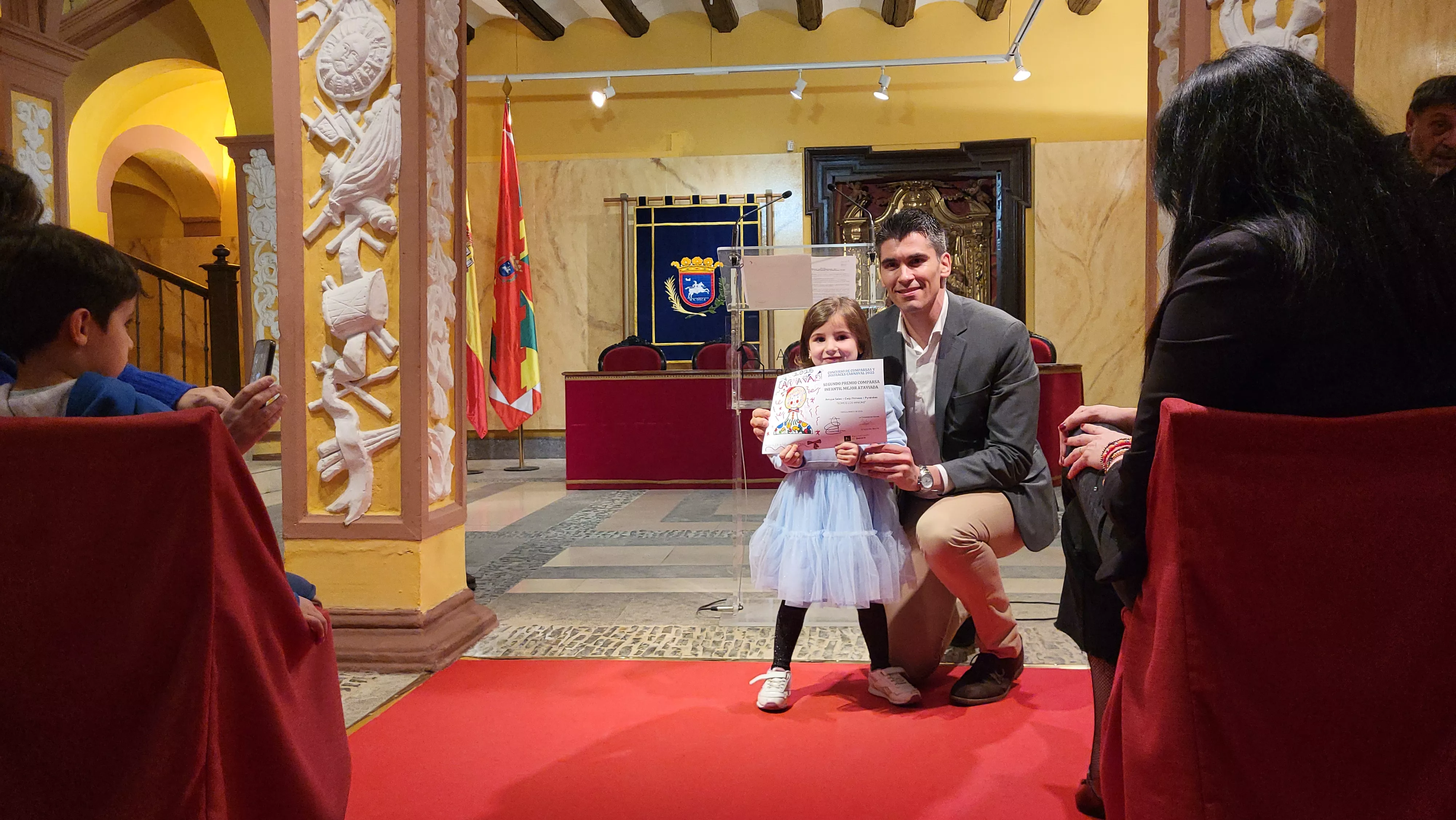 Acto de entrega de los premios del concurso de disfraces y comparsas de Carnaval 2025 de Huesca. Foto Mercedes Manterola
