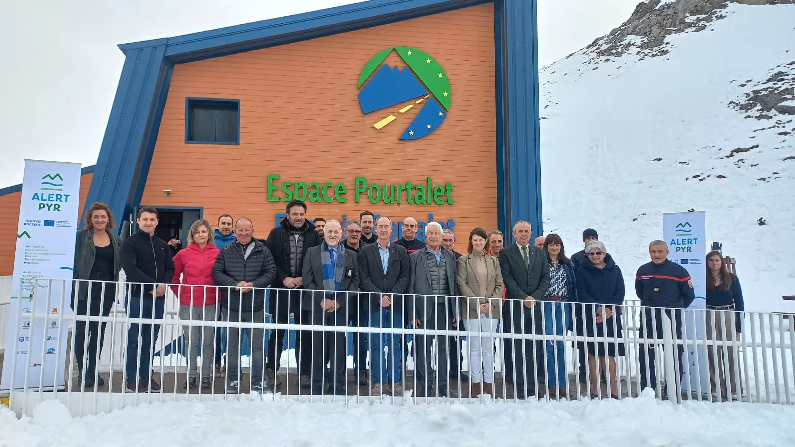 Participantes en un encuentro transfronterizo que ha propuesto un hermanamiento entre bomberos de Pirineos Atlánticos y Huesca.