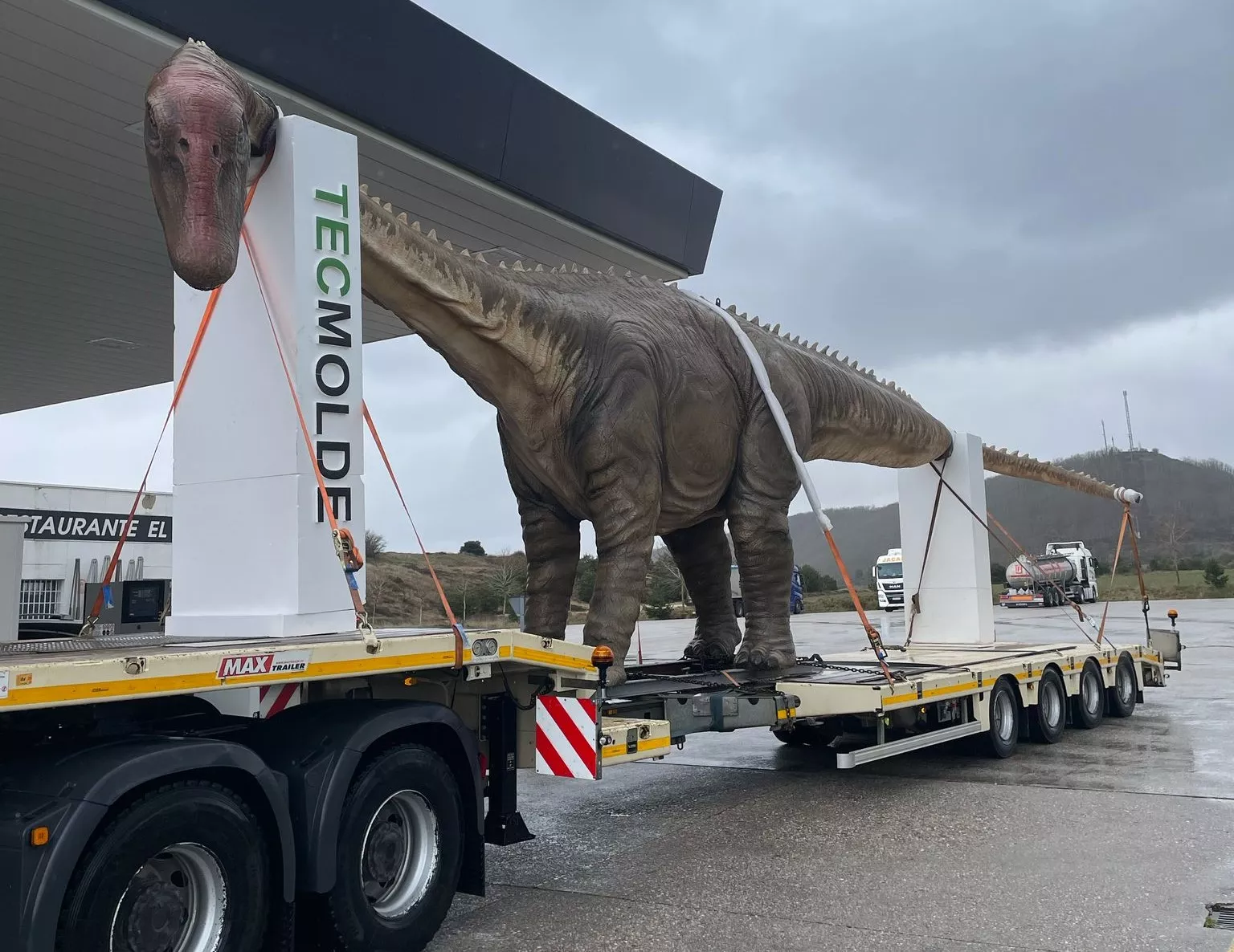 Viaje del dinosaurio de Tecmolde y Shu Digital al Museo de Colunga.