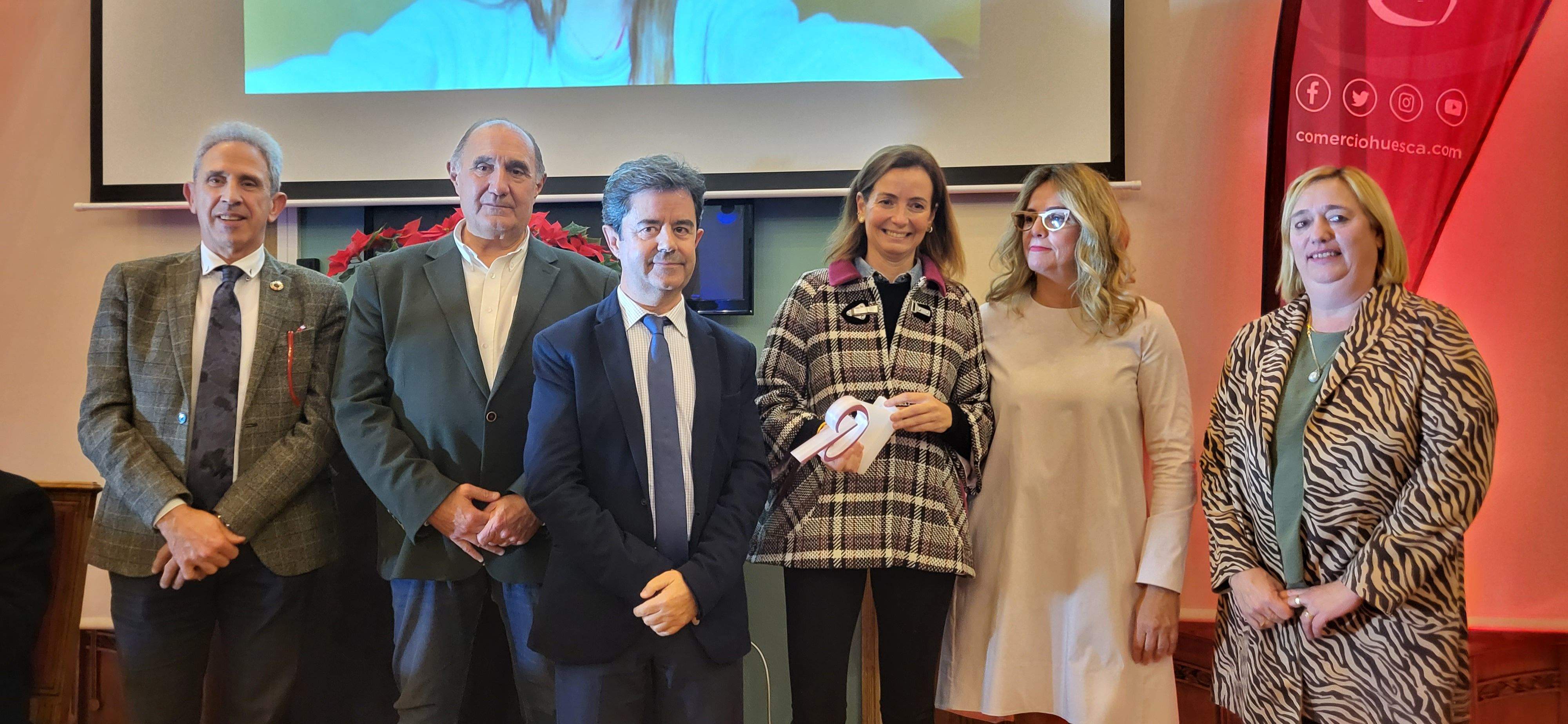 Imágenes del brindis solidario del comercio de Huesca. Foto Myriam Martínez 