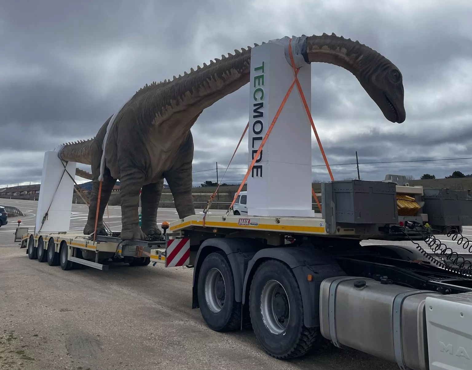 Viaje del dinosaurio de Tecmolde y Shu Digital al Museo de Colunga.