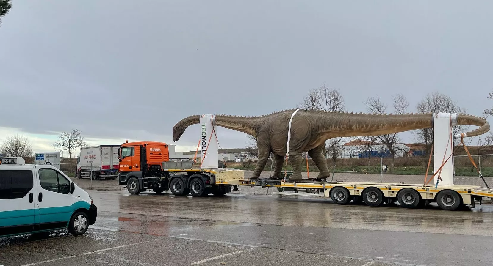 Viaje del dinosaurio de Tecmolde y Shu Digital al Museo de Colunga.